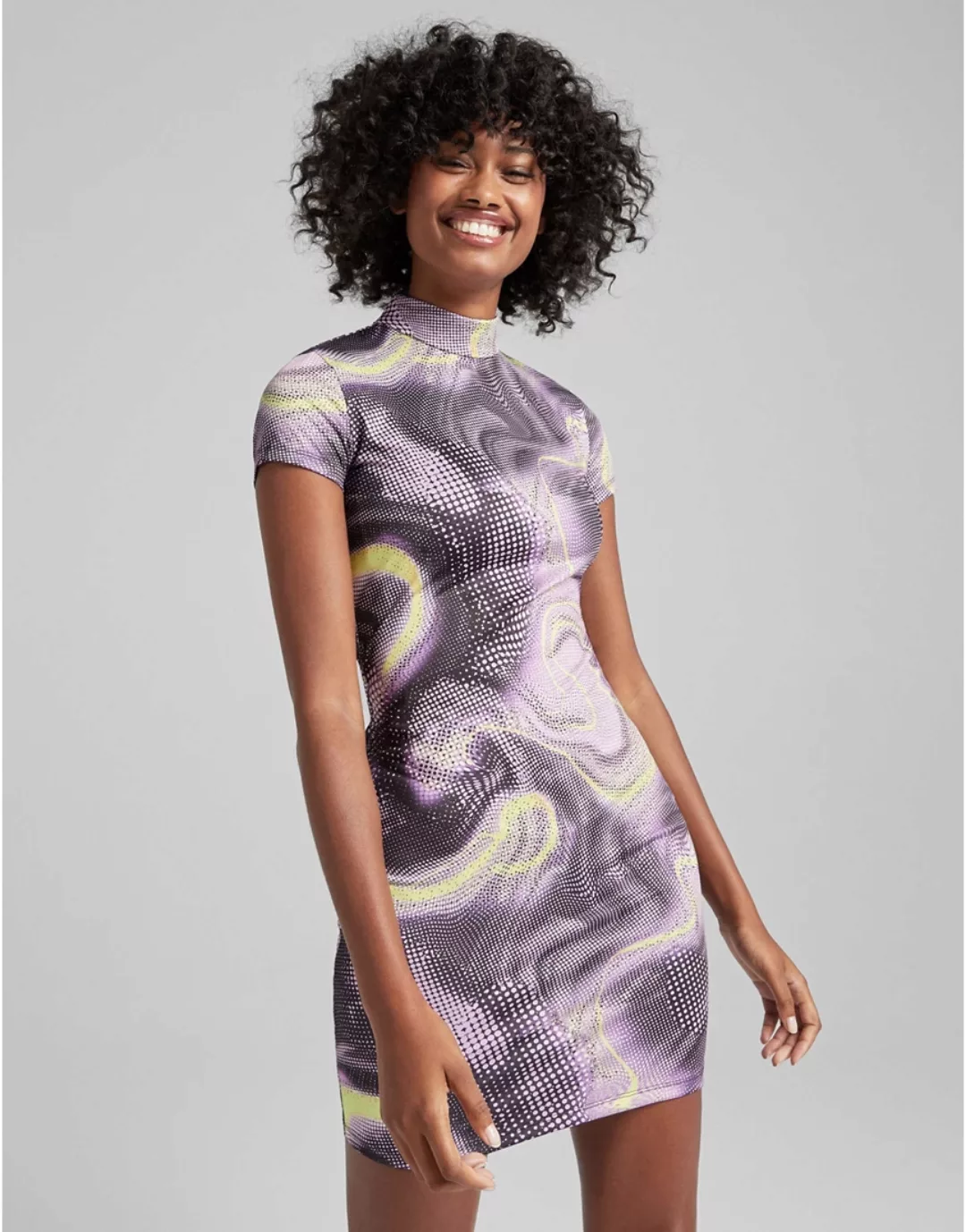 Bershka – Minikleid mit Zierausschnitt am Rücken und grafischem Print-Mehrf günstig online kaufen