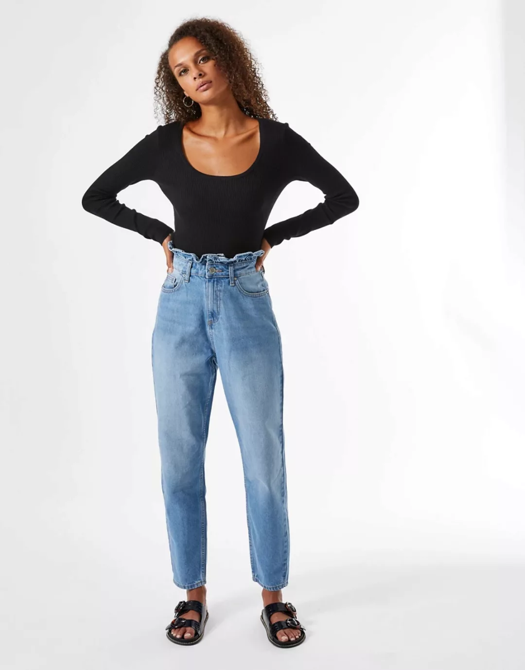 Miss Selfridge – Mom-Jeans mit Rüschendetail in Blau günstig online kaufen