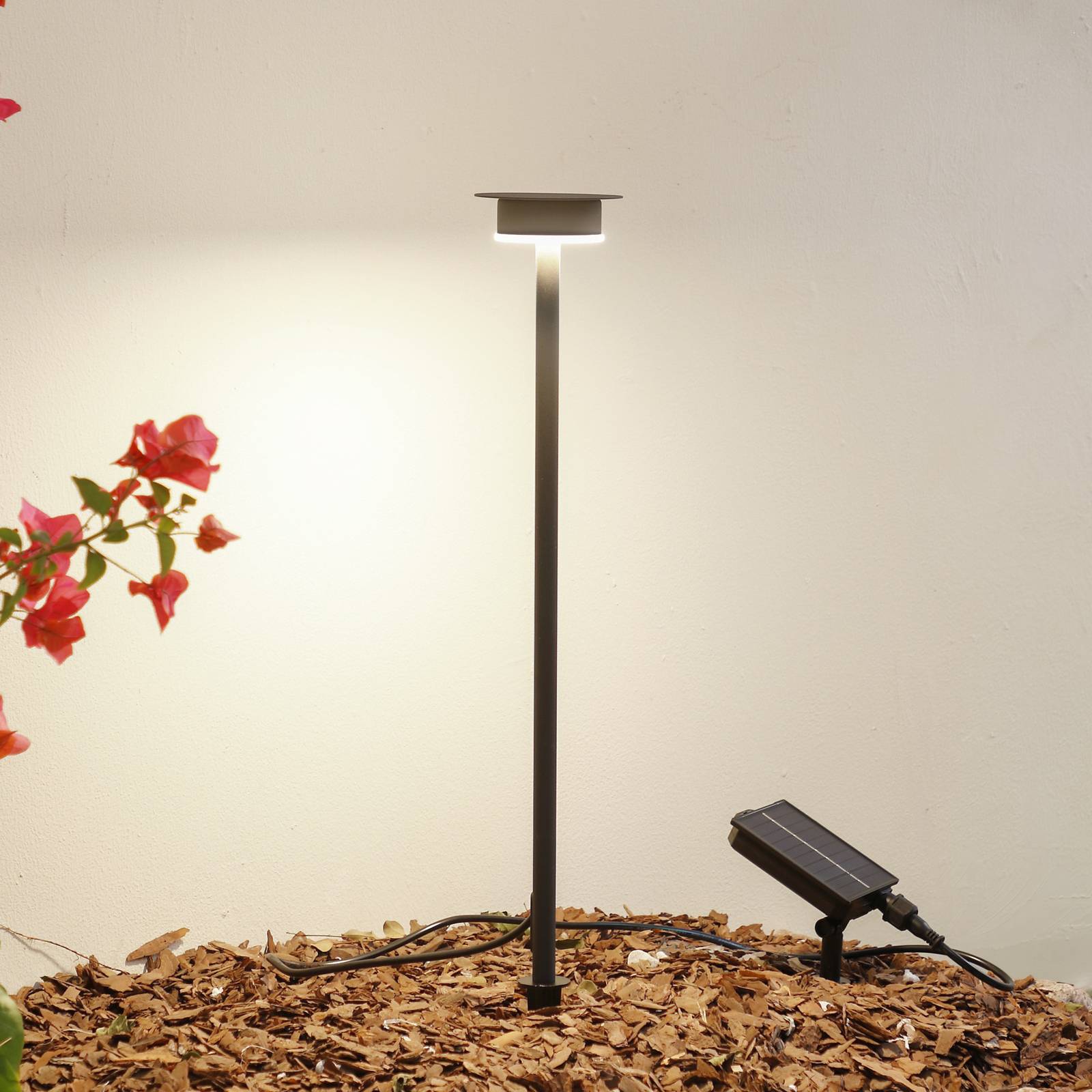 Lindby LED-Solarleuchte Lyris, schwarz, Aluminium, 3.000 K günstig online kaufen