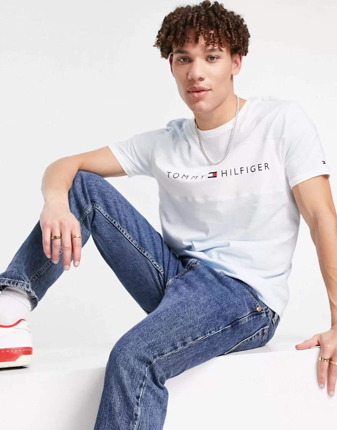 Tommy Hilfiger – Lounge-T-Shirt mit Logo-Einsatz auf der Brust in Hellblau günstig online kaufen
