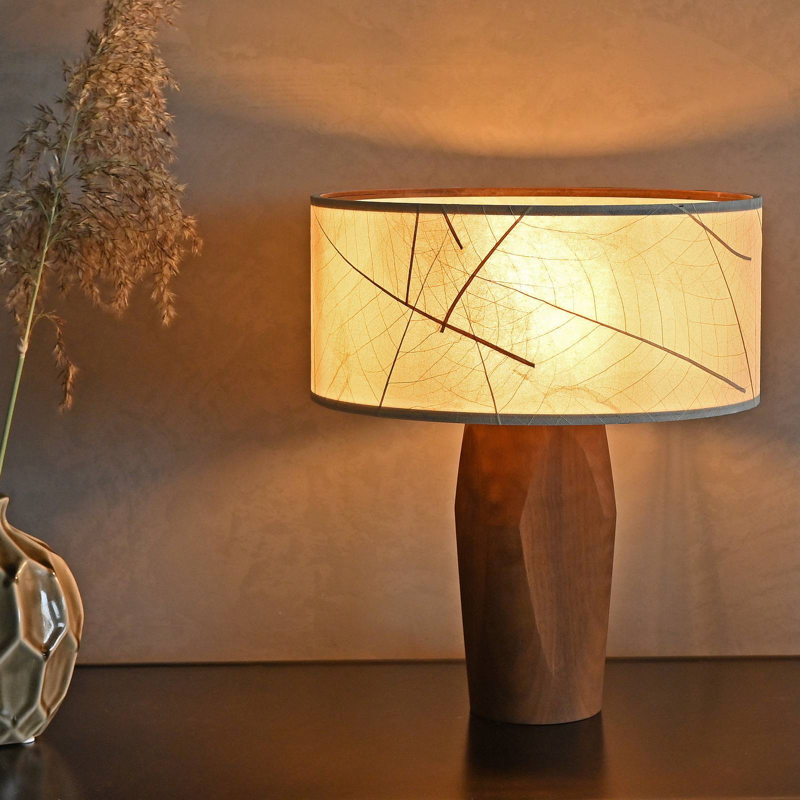 LeuchtNatur Pura LED-Tischlampe, Nussbaum/Blätter günstig online kaufen