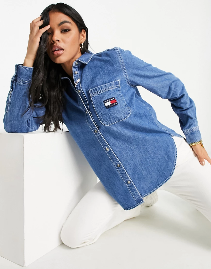 Tommy Jeans – Jeanshemd in verwaschenem Indigomittelblau mit Flaggenlogo günstig online kaufen