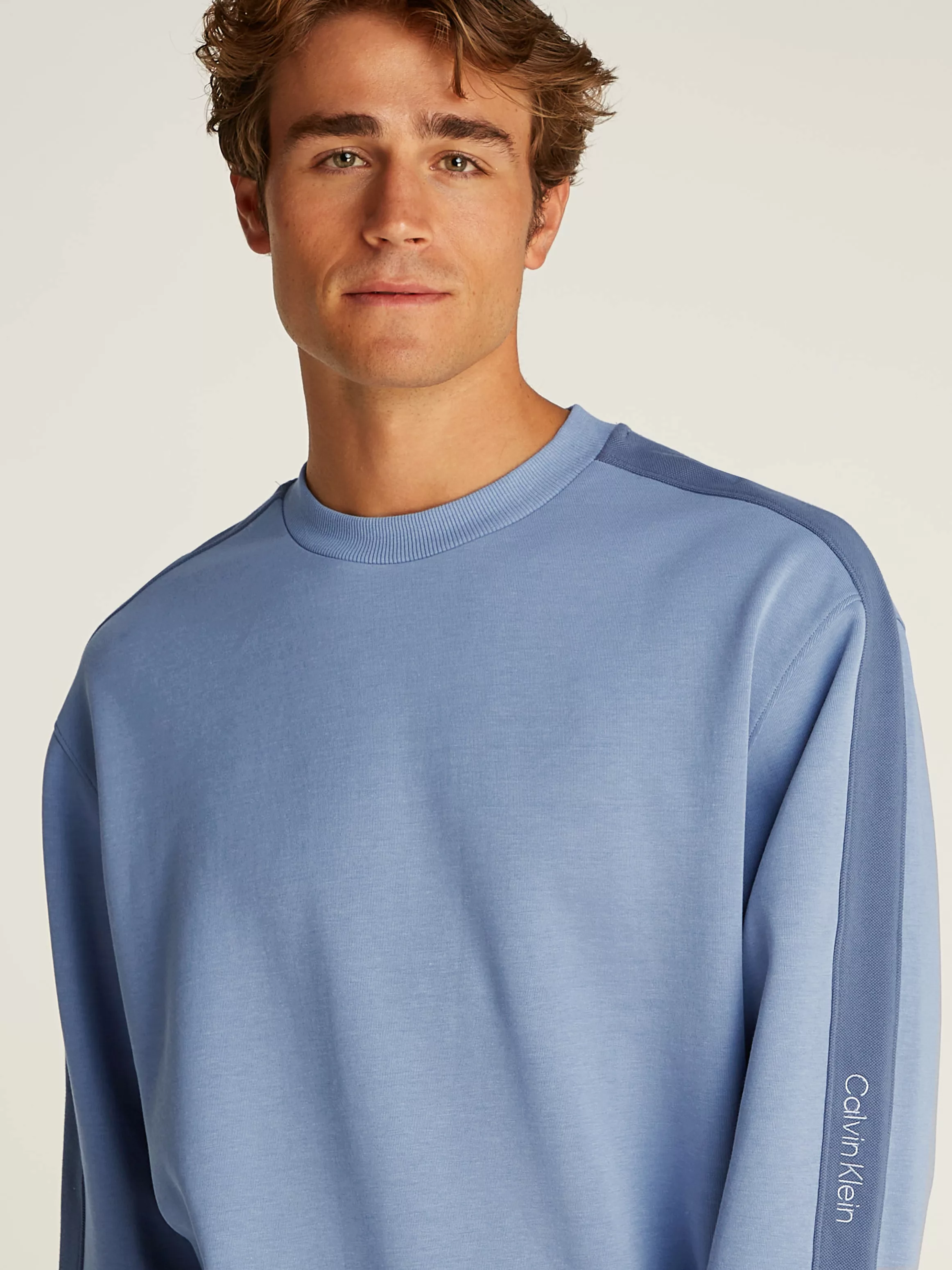 Calvin Klein Jeans Sweatshirt "LOGO TAPE CREW NECK", mit Logo-Band an den Ä günstig online kaufen