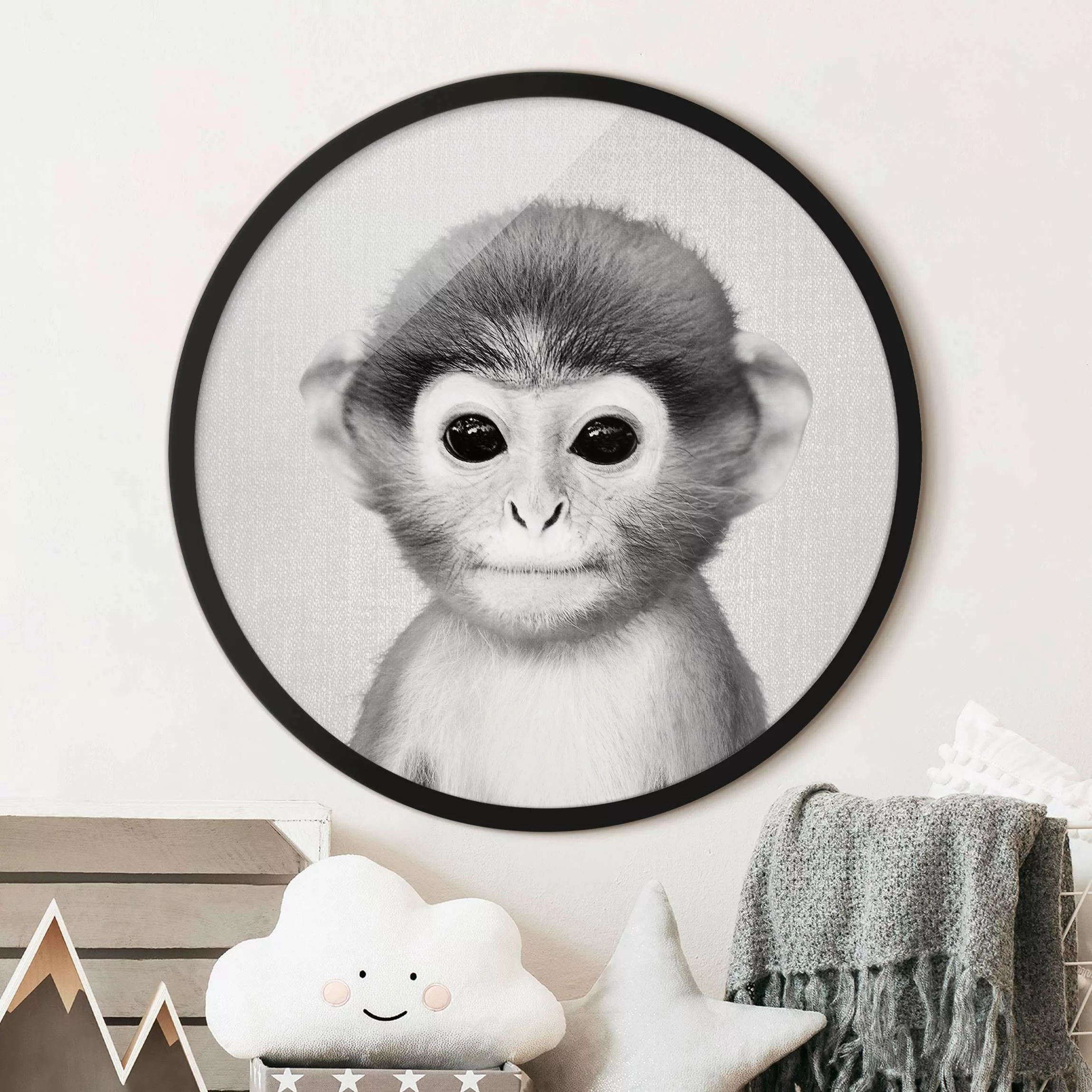 Rundes Gerahmtes Bild Baby Affe Anton Schwarz Weiß günstig online kaufen