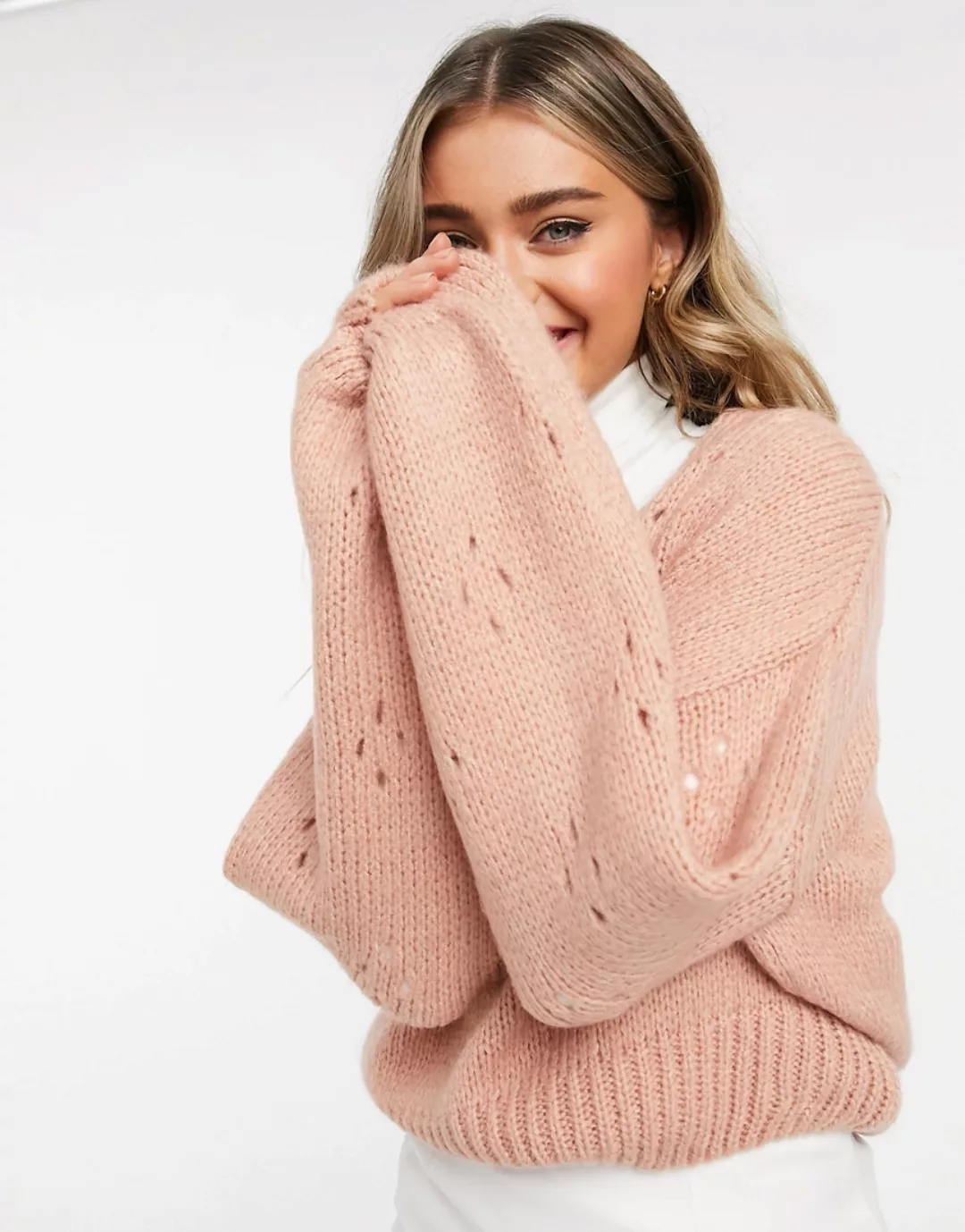 ASOS DESIGN - Rosafarbener Pullover mit V-Ausschnitt und Lochstickerei an d günstig online kaufen