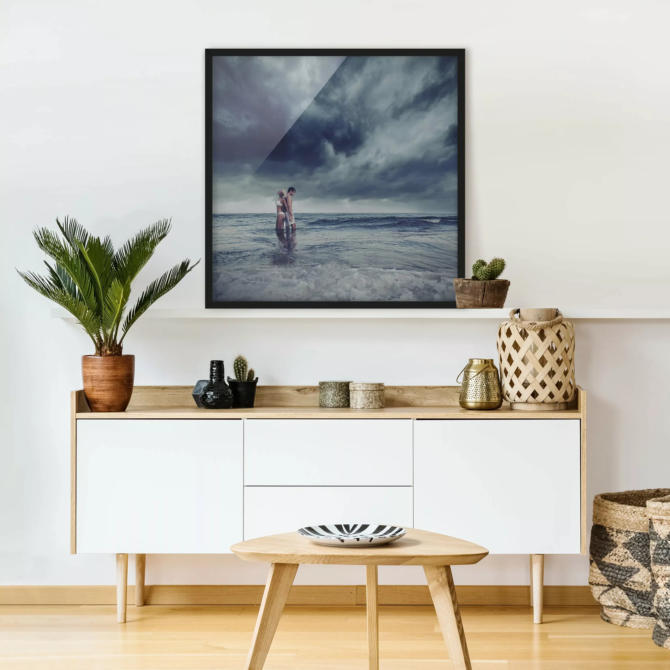 Bild mit Rahmen Portrait - Quadrat Lovers And The Sea günstig online kaufen