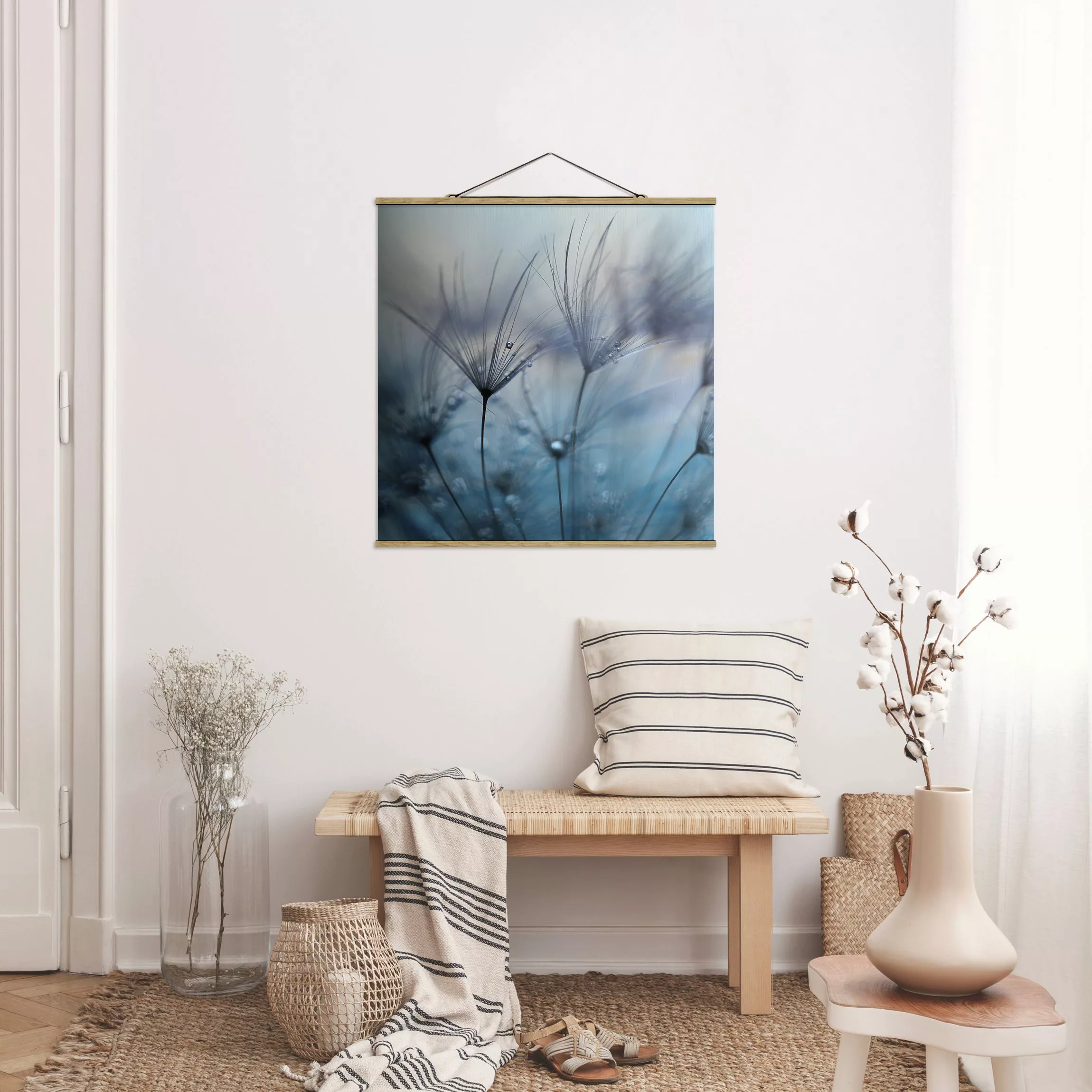 Stoffbild Blumen mit Posterleisten - Quadrat Blaue Federn im Regen günstig online kaufen