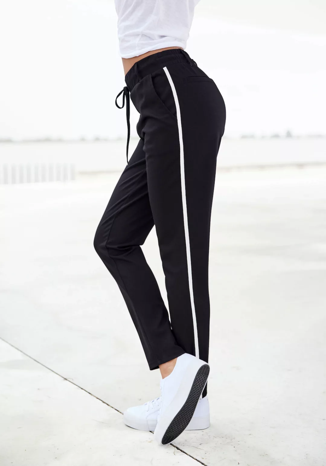LASCANA Jogger Pants mit sportlichen Seitenstreifen, Loungewear günstig online kaufen