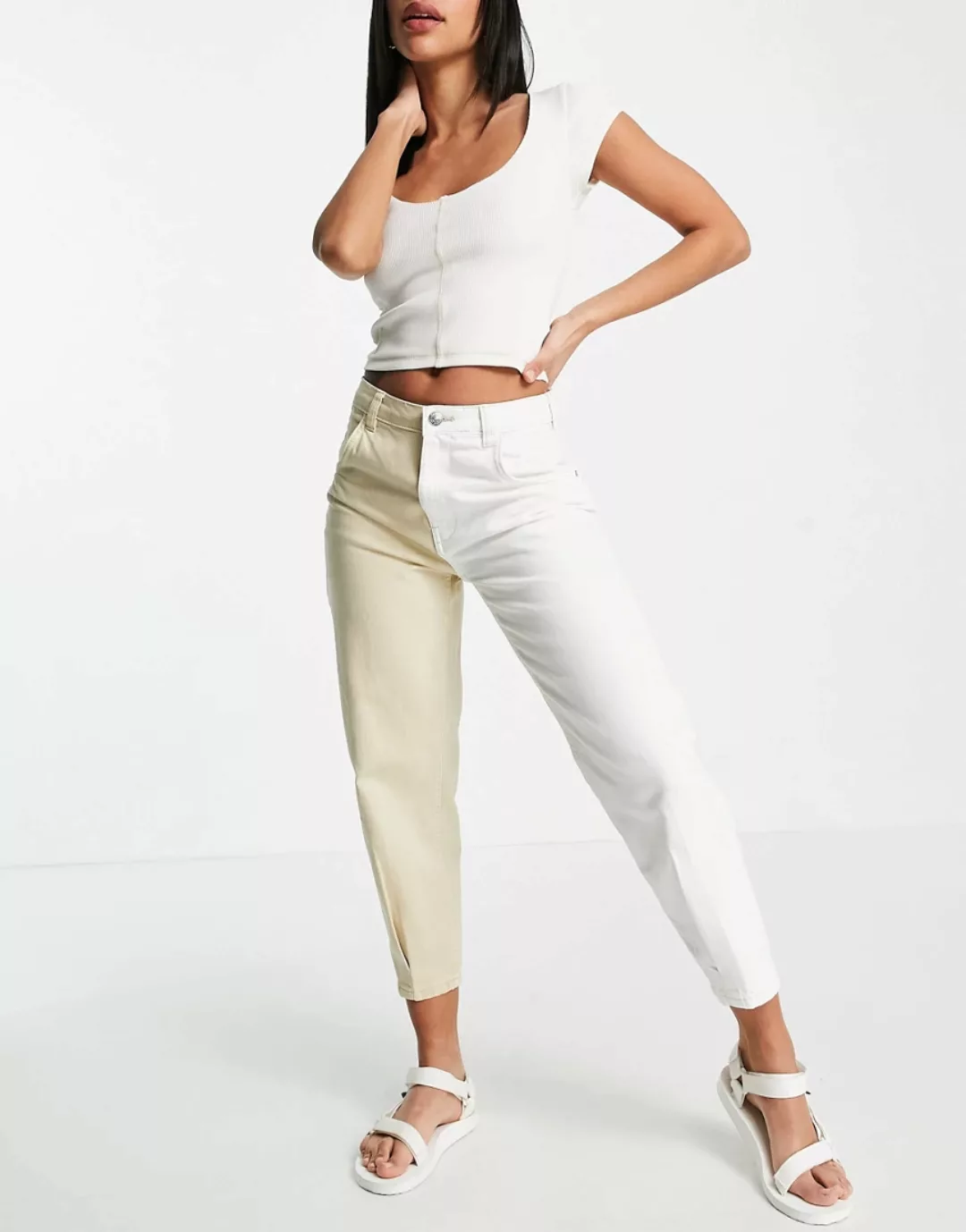 Bershka – Lässige, zweifarbige Jeans im Kontrastdesign in Camel und Weiß-Me günstig online kaufen
