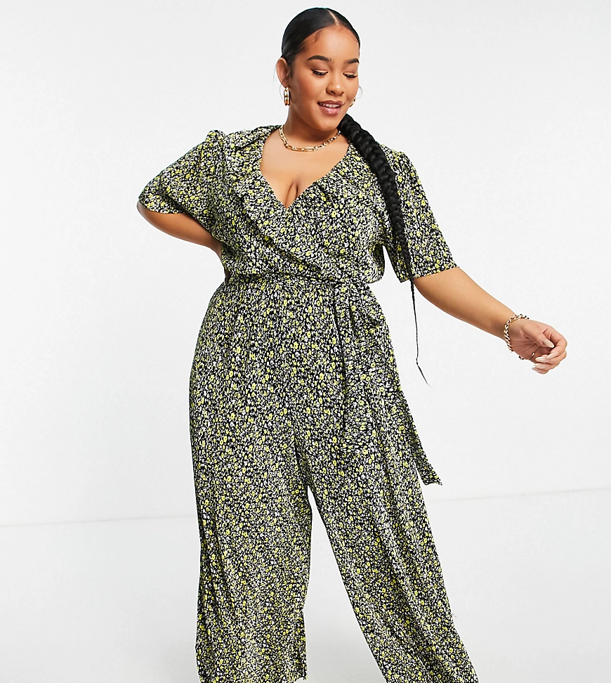 ASOS DESIGN Curve – Plissierter Jumpsuit mit Rüschen, Wickeldesign und dunk günstig online kaufen