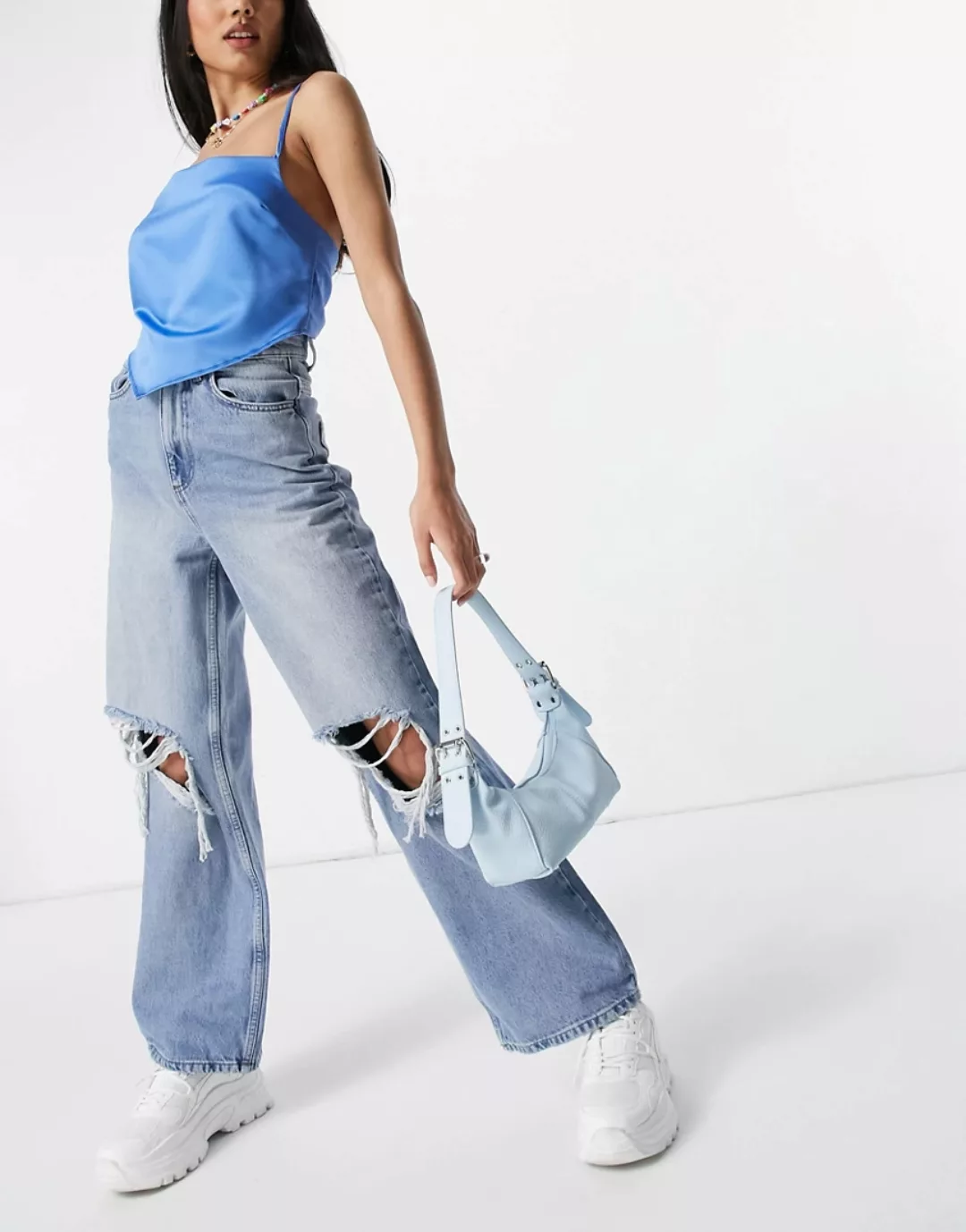 ASOS DESIGN – Lockere Dad-Jeans mit hohem Bund und Rissen in heller Waschun günstig online kaufen