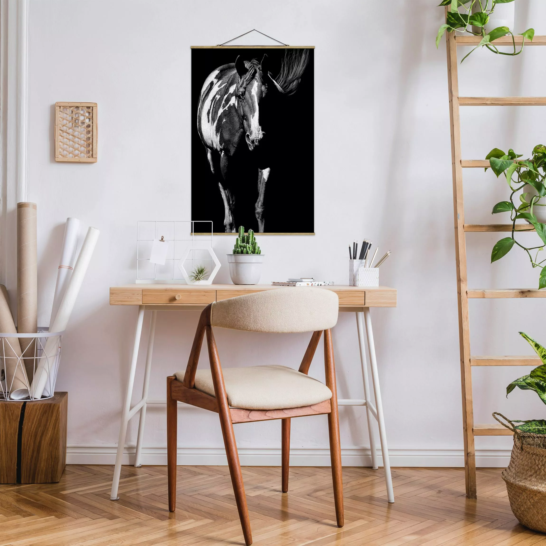Stoffbild Tiere mit Posterleisten - Hochformat Pferd vor Schwarz günstig online kaufen