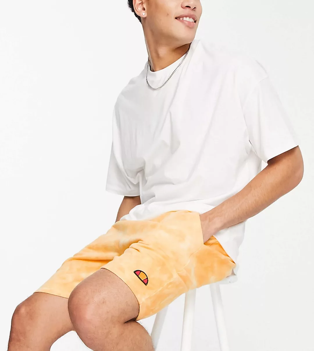 ellesse – Shorts in Orange mit Batikmuster günstig online kaufen