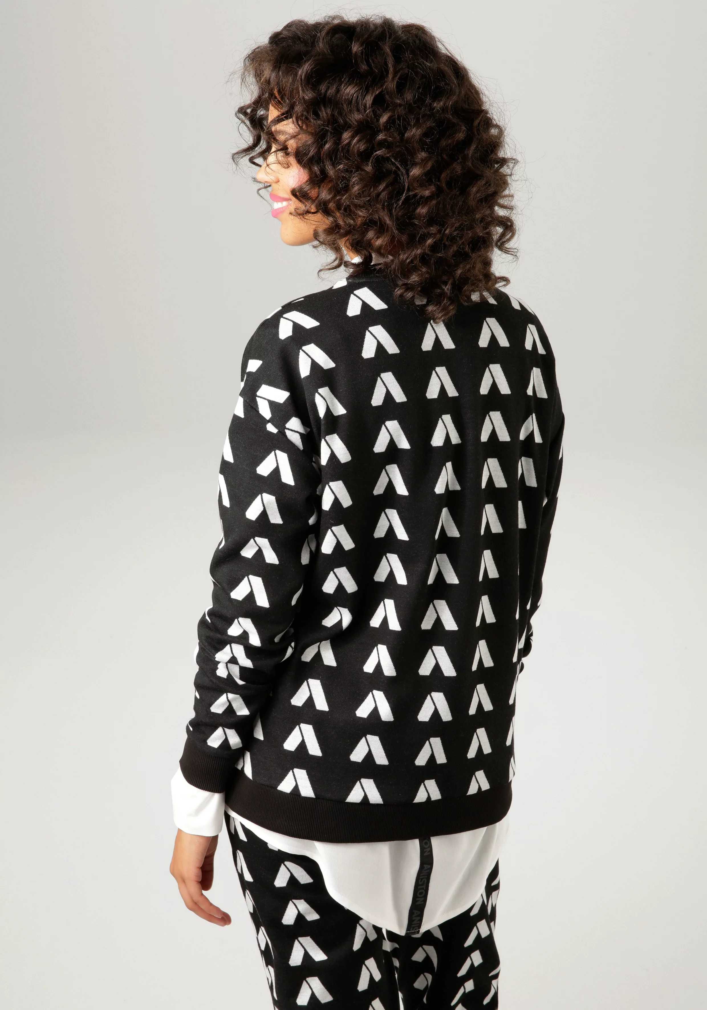 Aniston CASUAL Sweatshirt, mit kontrastfarbigen, abstrakten As - NEUE KOLLE günstig online kaufen