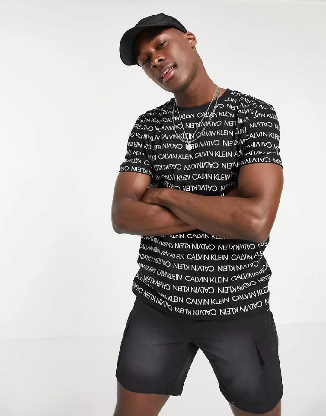 CK One – Bade-T-Shirt in Schwarz mit durchgehendem Logomuster günstig online kaufen