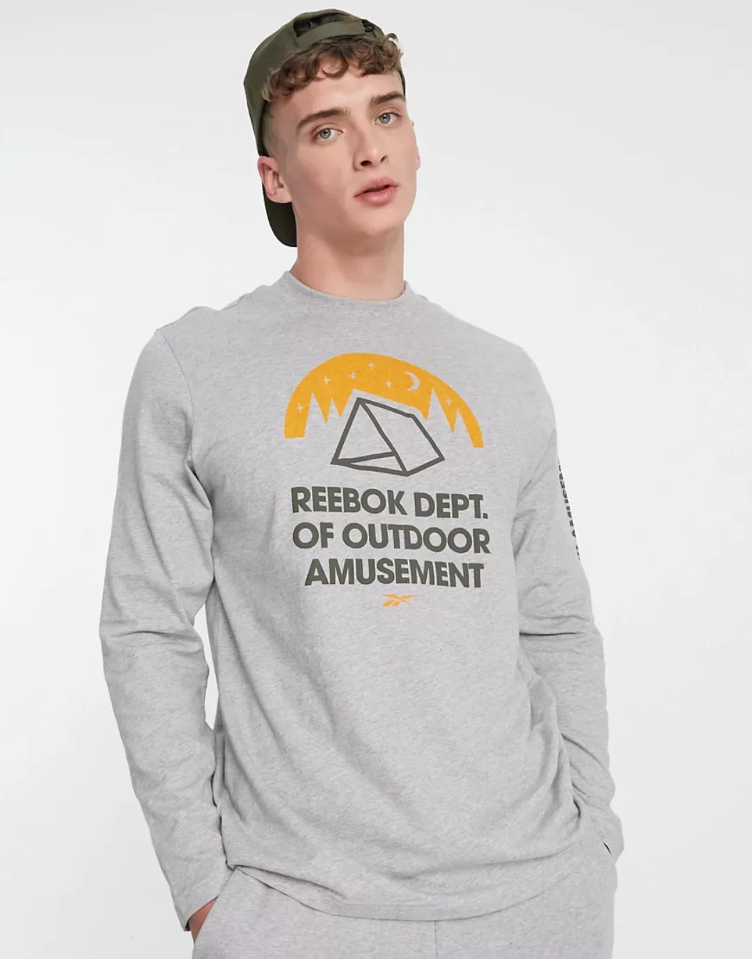 Reebok Classics – Langärmliges Shirt mit Camping-Grafik in Grau günstig online kaufen