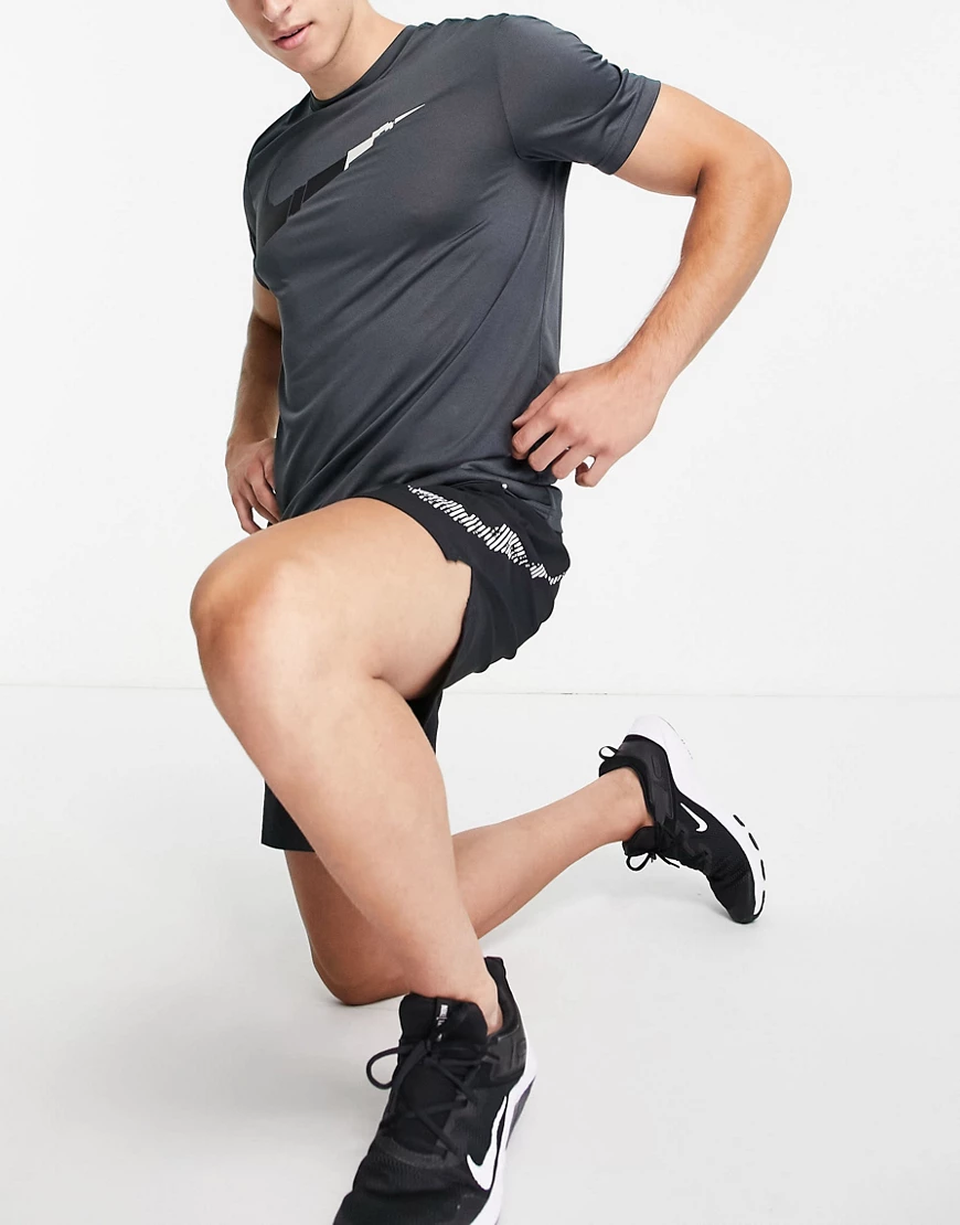 Nike Training – Q5 – T-Shirt in Dunkelgrau mit Swoosh-Logo günstig online kaufen