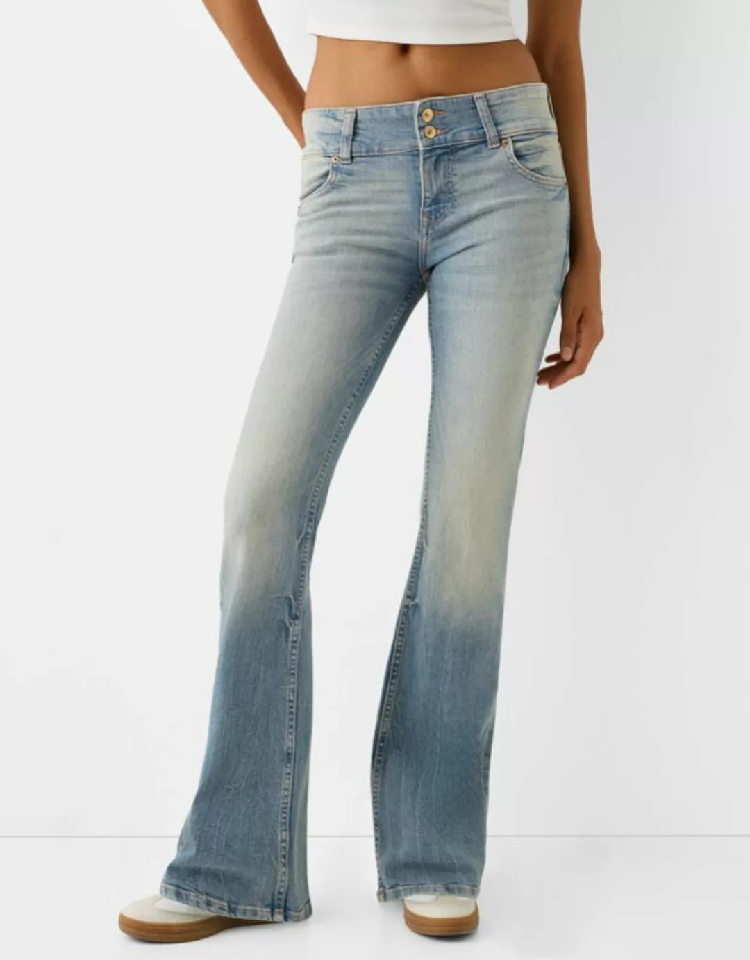 Bershka Low Waist Bootcut-Jeans Damen Ausgewaschenes Blau günstig online kaufen
