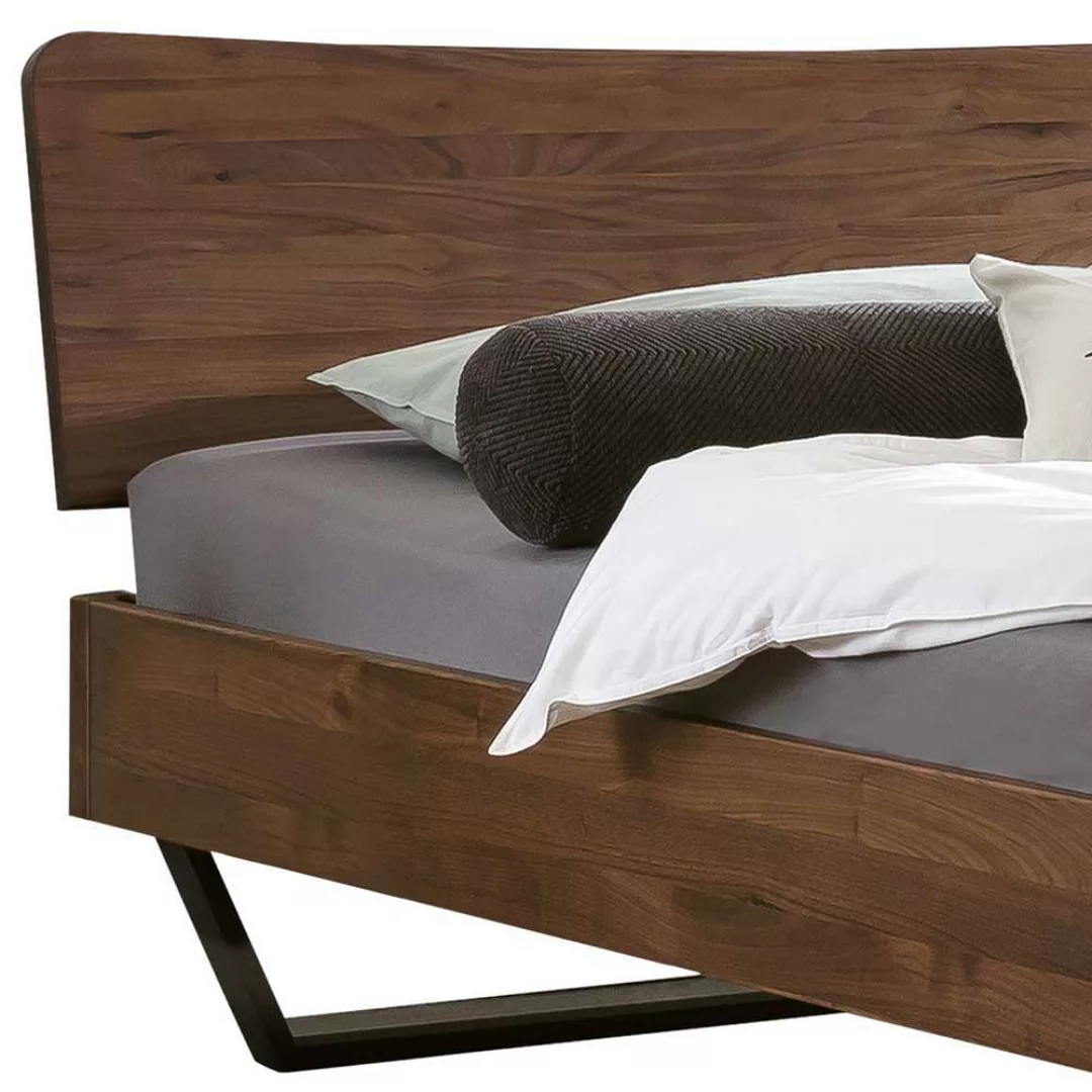 Massivholz Bett mit Bügelgestell aus Nussbaum Massivholz Stahl günstig online kaufen