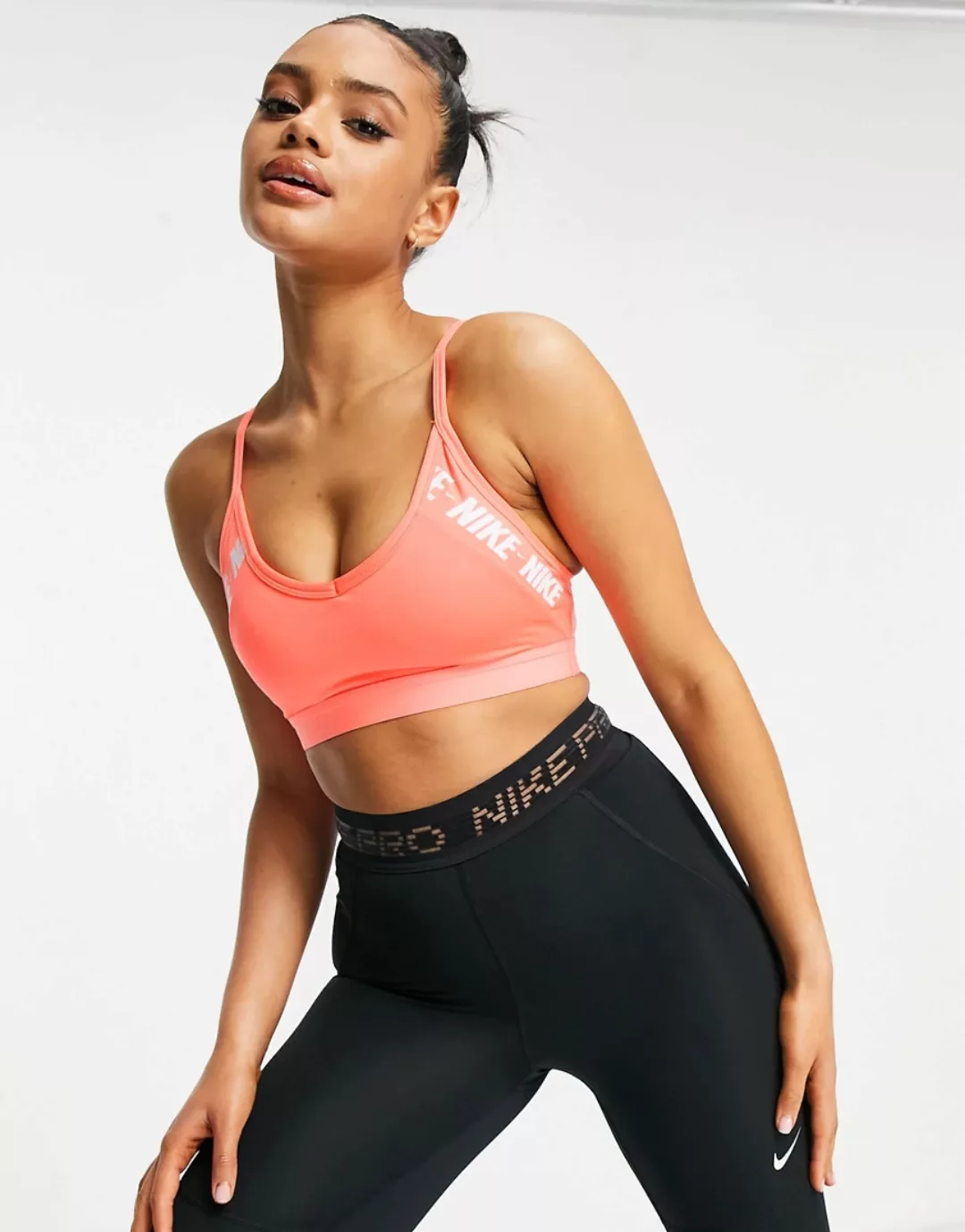 Nike Training – Indy – Rosa Sport-BH mit leichter Stützfunktion und Logorie günstig online kaufen