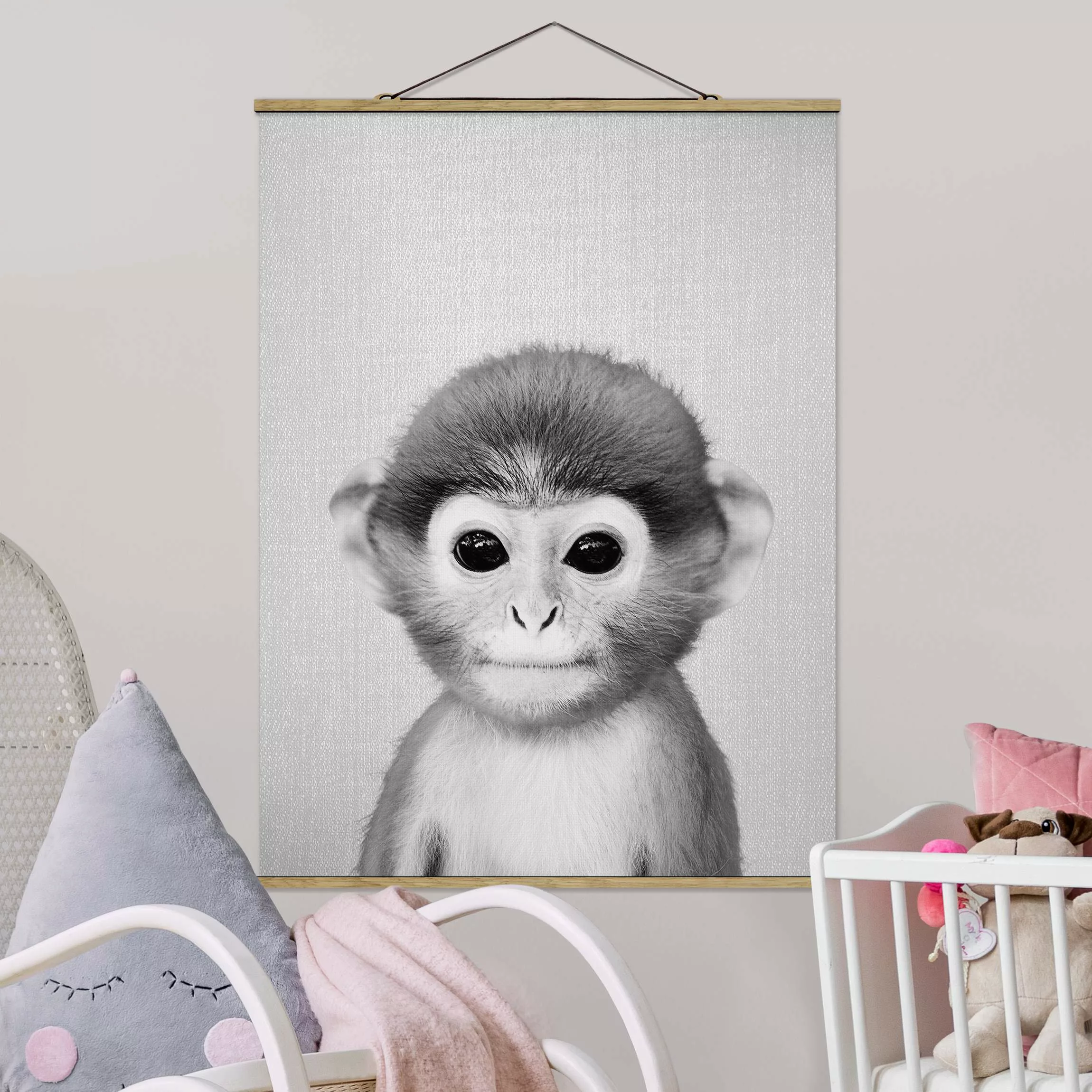 Stoffbild mit Posterleisten Baby Affe Anton Schwarz Weiß günstig online kaufen