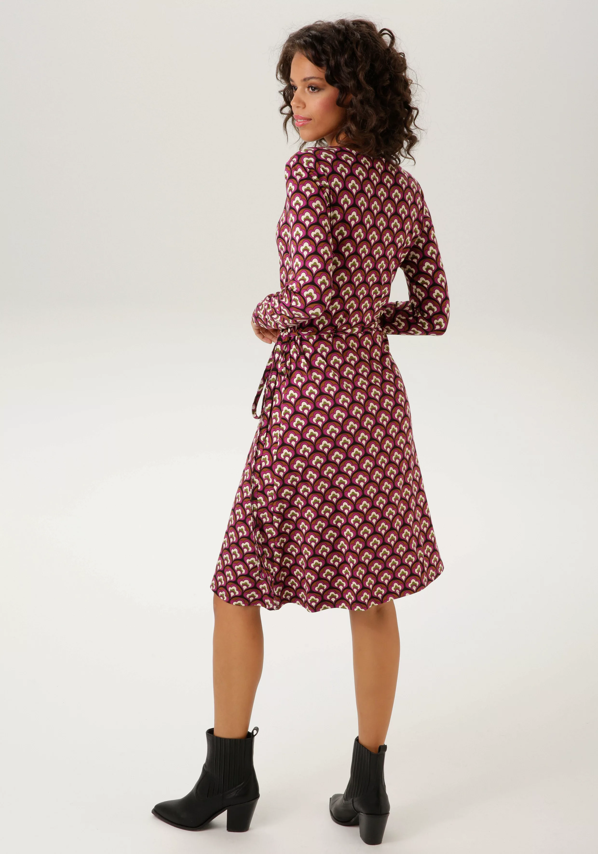 Aniston CASUAL Wickelkleid, mit trendfarbenem Retrodruck - NEUE KOLLEKTION günstig online kaufen