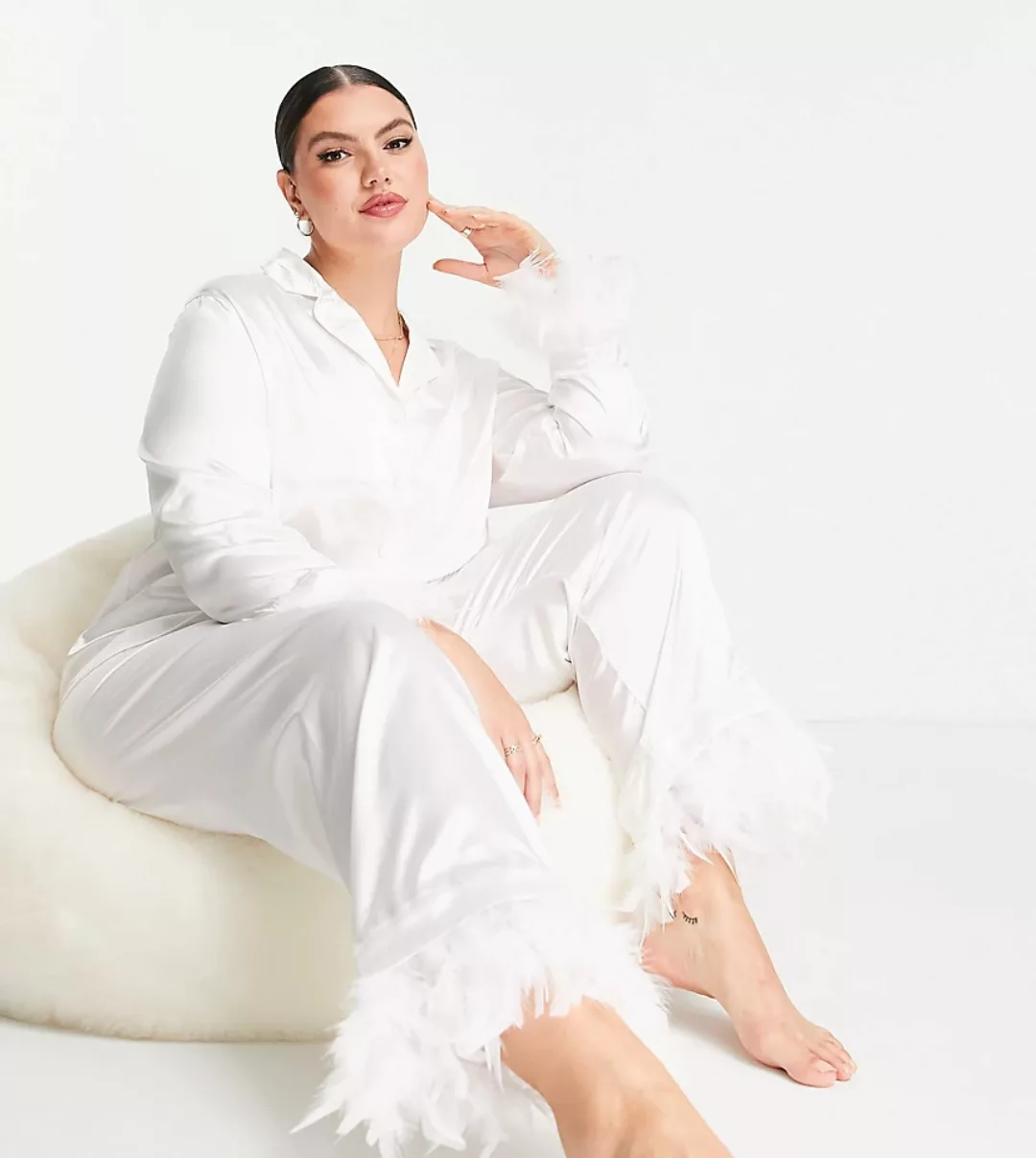 Night Plus – Satin-Pyjama in Weiß mit abnehmbarem Kunstfederbesatz günstig online kaufen
