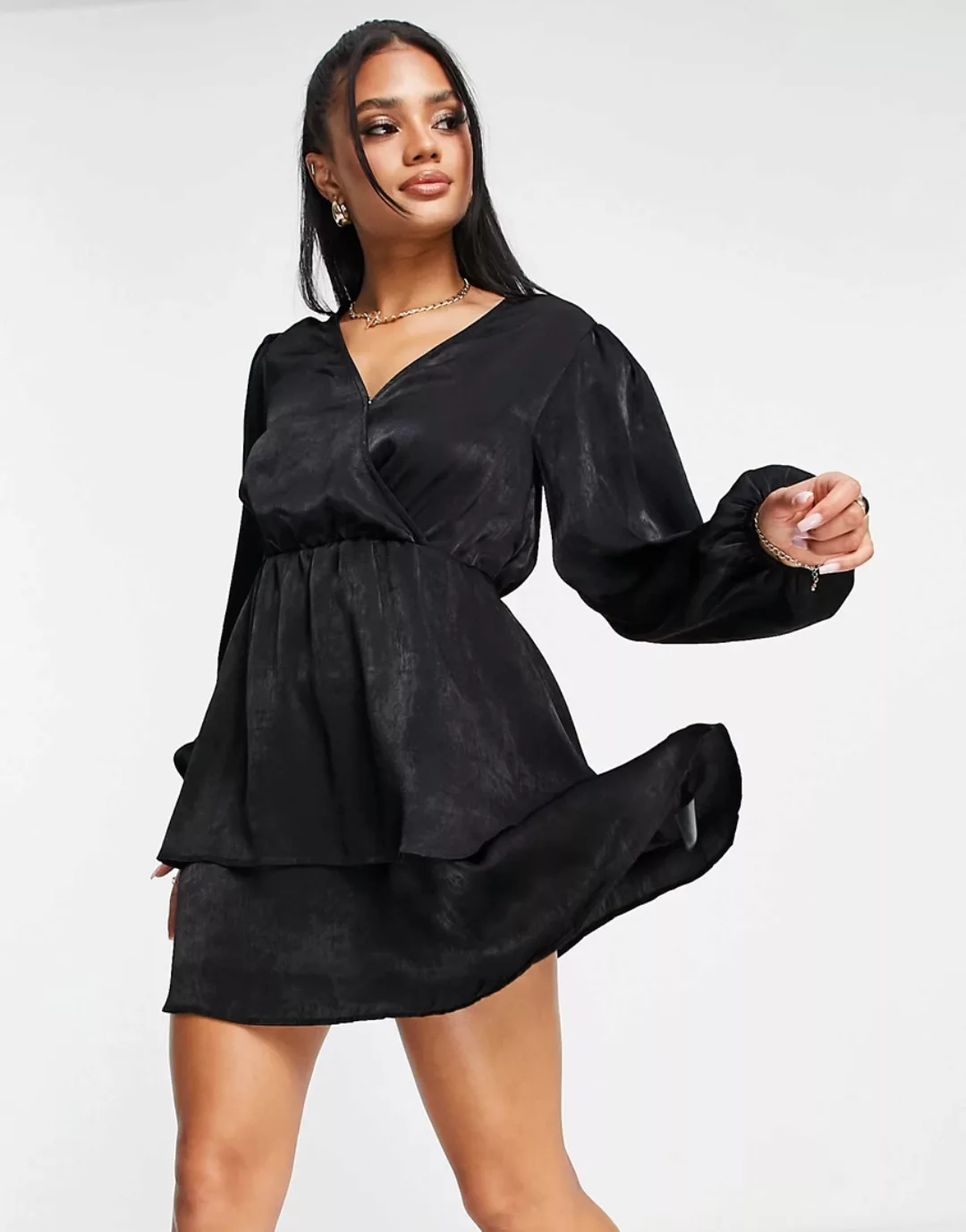 NA-KD – Kleid in Schwarz mit V-Ausschnitt hinten günstig online kaufen
