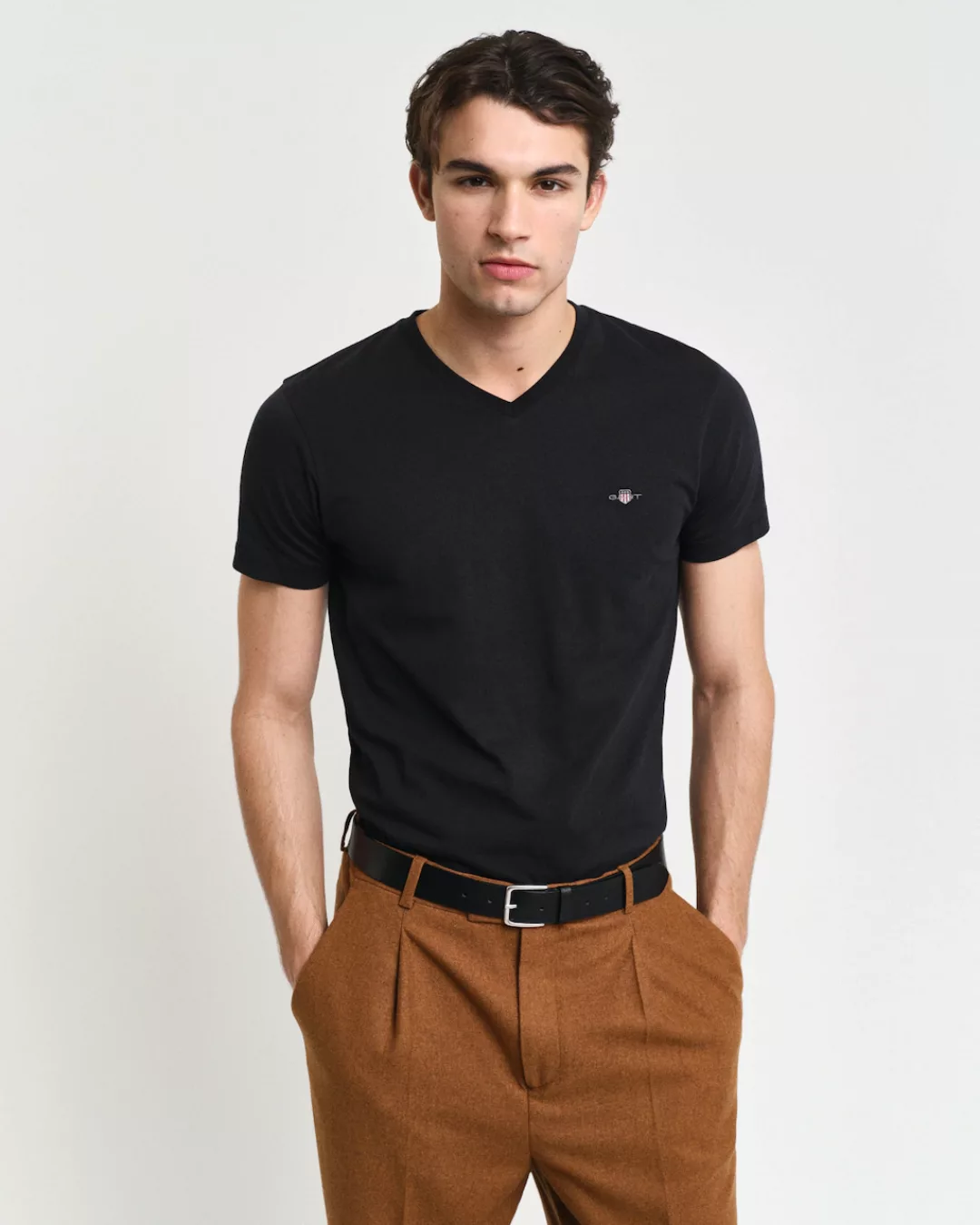 Gant T-Shirt SLIM SHIELD V-NECK T-SHIRT mit einer kleinen Logostickerei auf günstig online kaufen