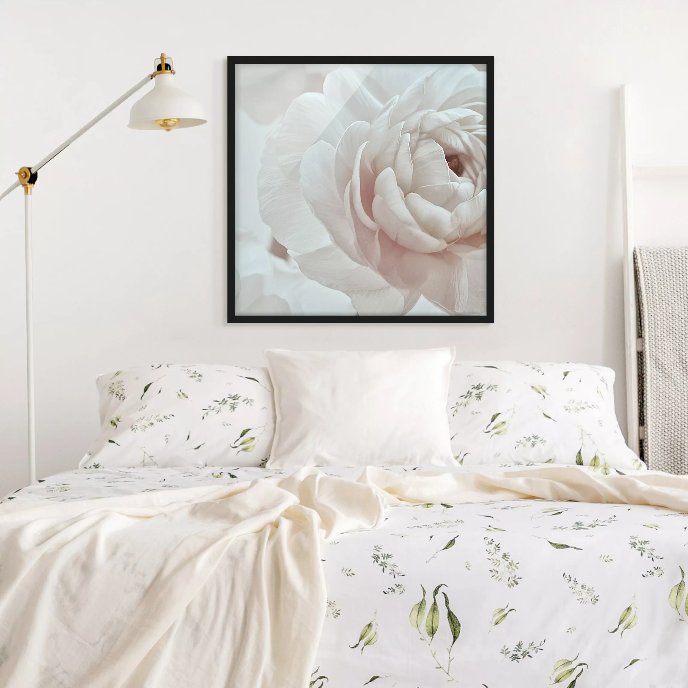 Bild mit Rahmen Weiße Blüte im Blütenmeer günstig online kaufen