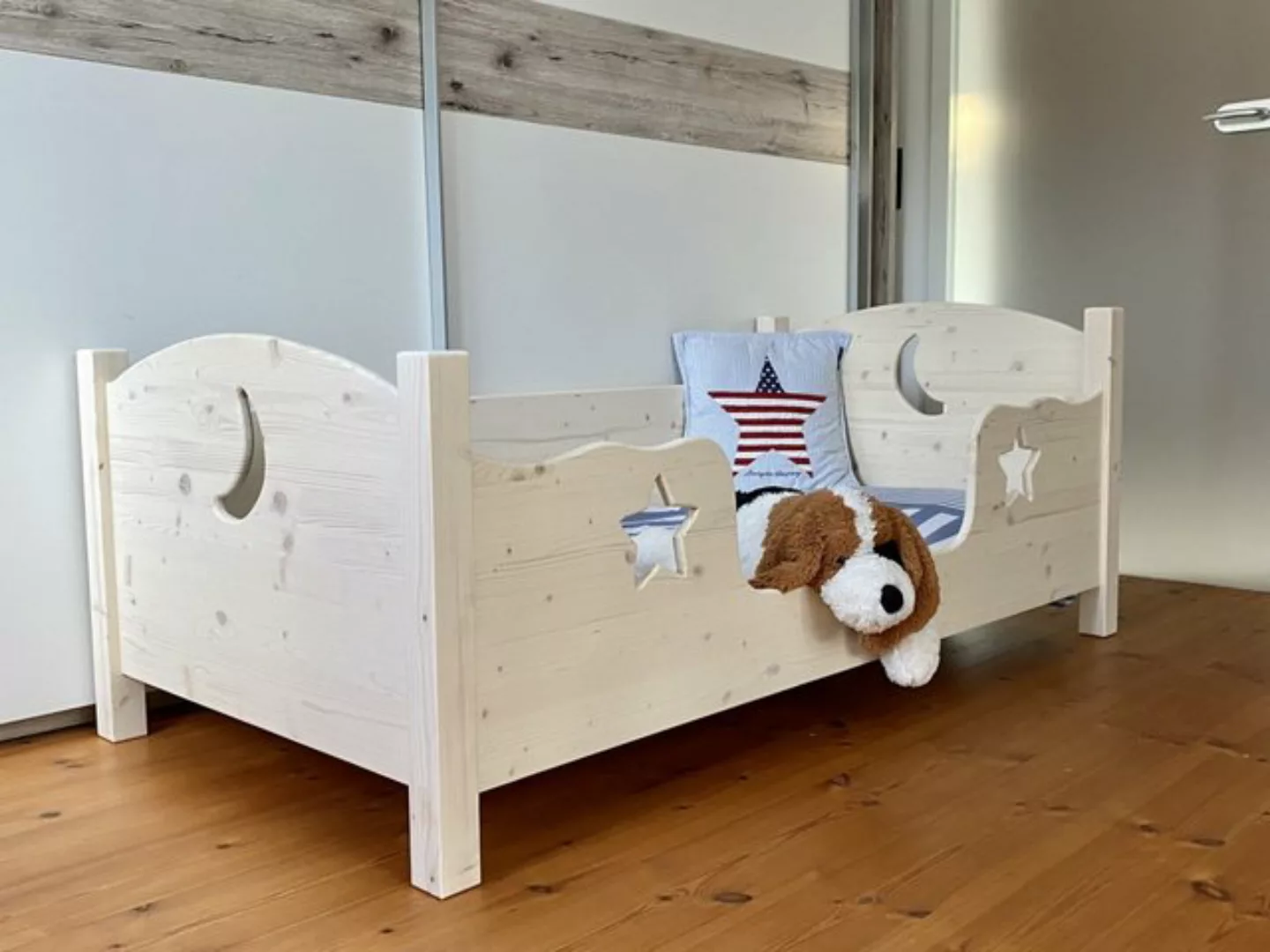 Zwergenmöbel Kinderbett Kojenbett Mond und Sterne, Bett aus Massivholz, öko günstig online kaufen