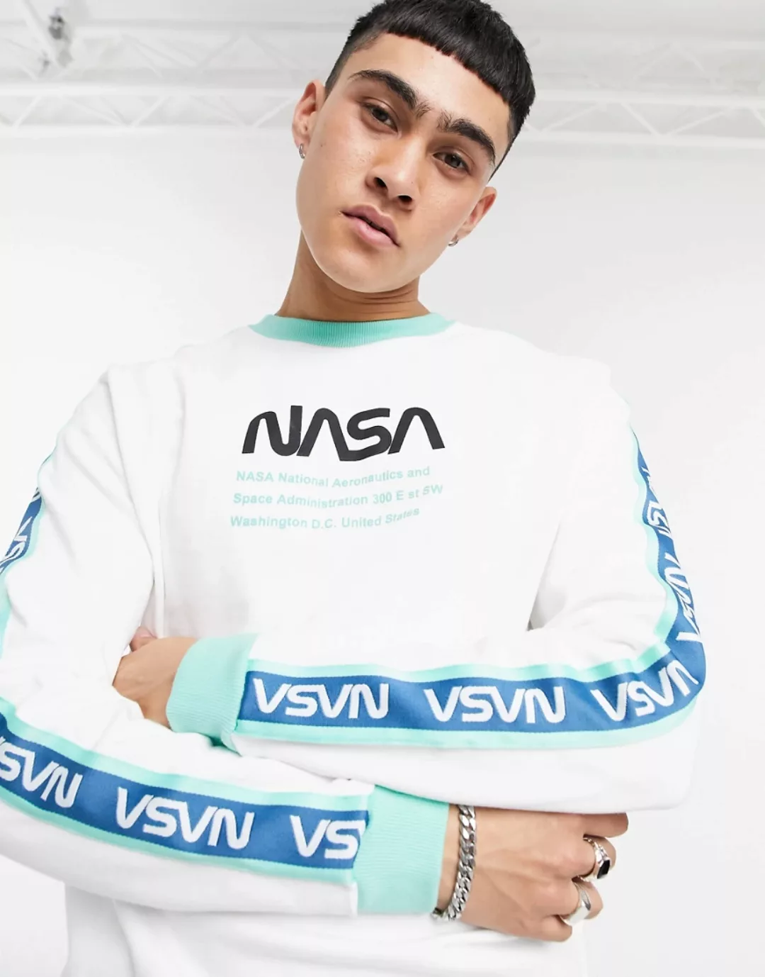 ASOS DESIGN – Weißes Sweatshirt mit Nasa-Print und Zierstreifen günstig online kaufen