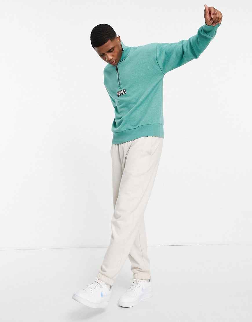 Fila – Sweatshirt in Grün mit kurzem Reißverschluss und Logo-Weiß günstig online kaufen