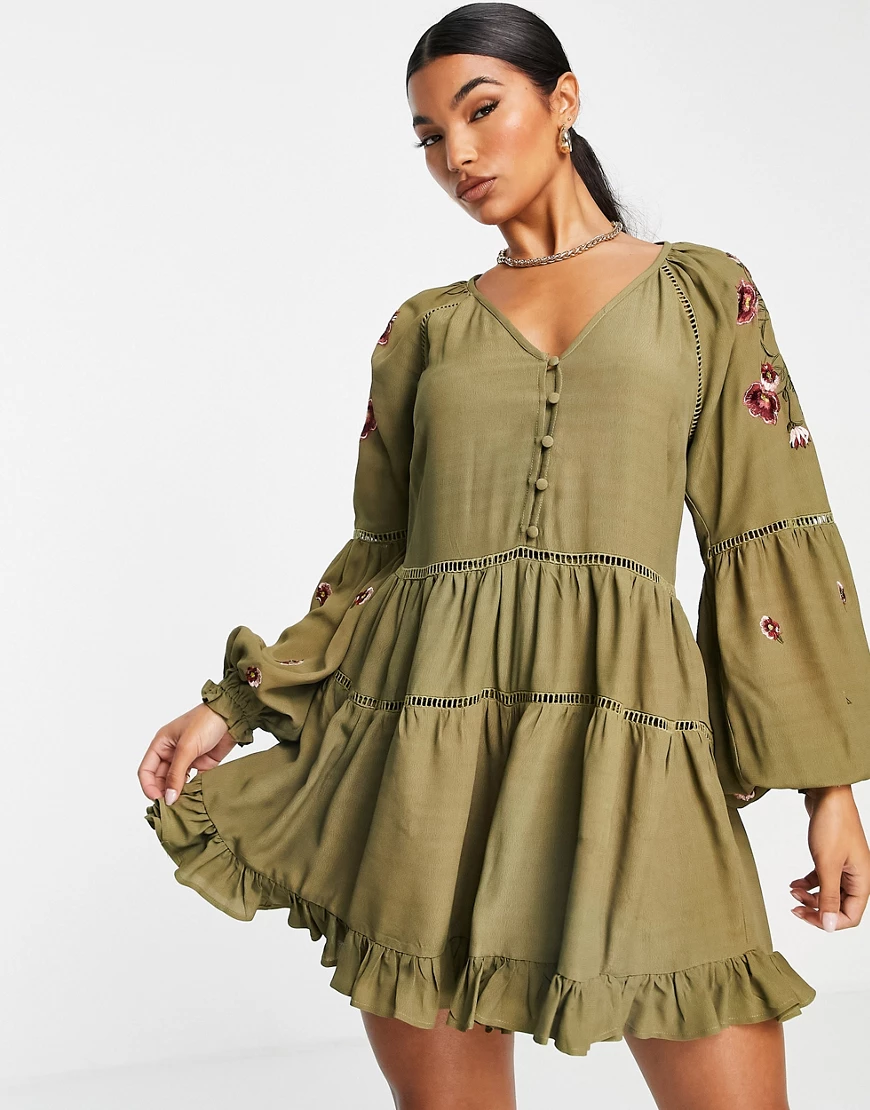 ASOS DESIGN – Kurzer Jumpsuit in Khaki mit Spitzenborte und Stickerei-Mehrf günstig online kaufen