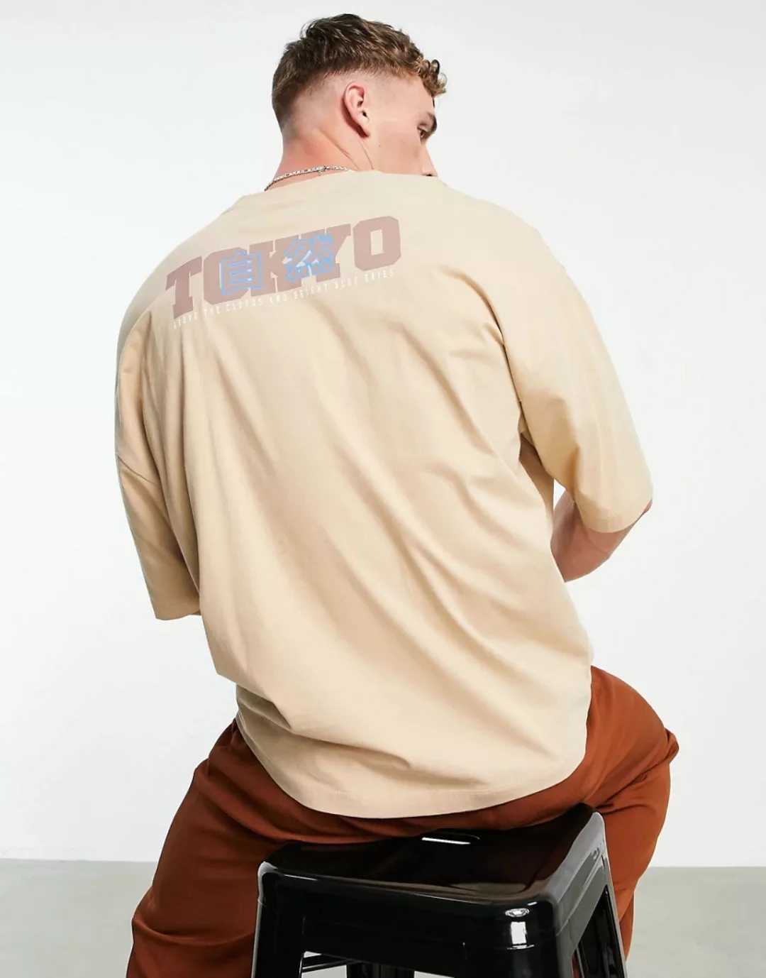 ASOS DESIGN – Oversize-T-Shirt in Beige mit „Tokyo”-Cityprint hinten-Neutra günstig online kaufen