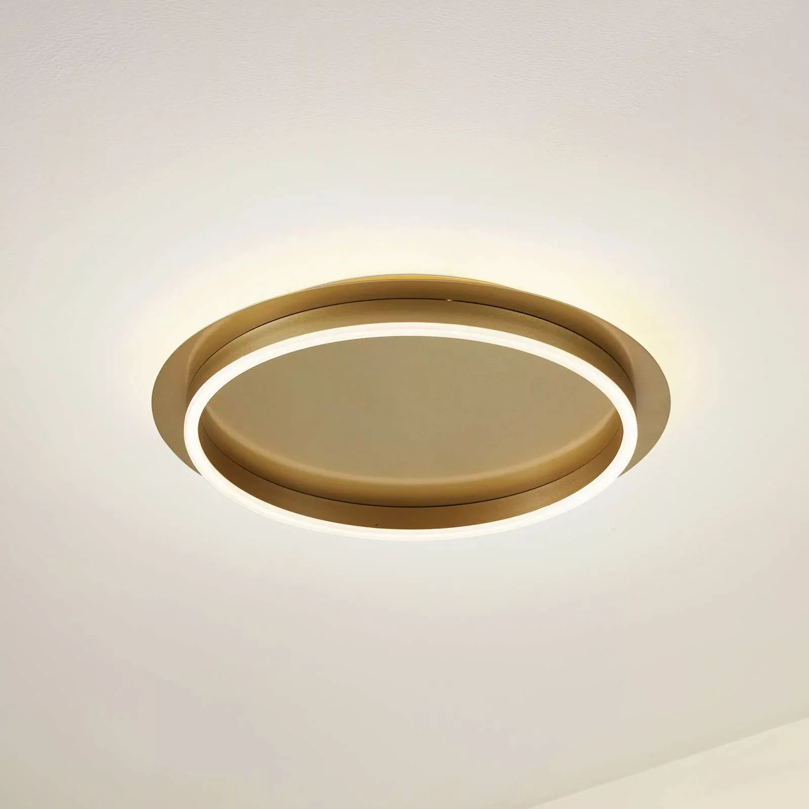 Lindby LED-Deckenleuchte Kunis, gold, Kunststoff, Ø 46cm günstig online kaufen