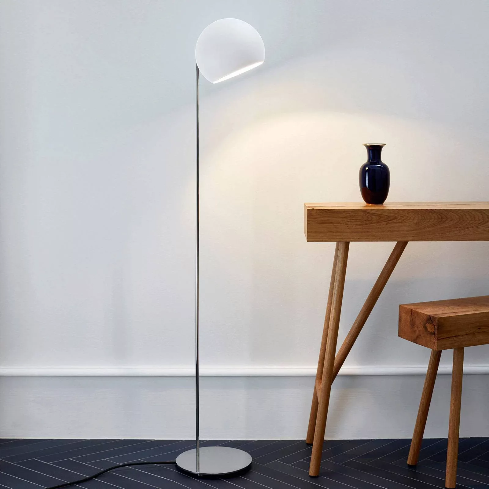 Nyta Tilt Globe Floor Stehlampe edelstahl weiß günstig online kaufen