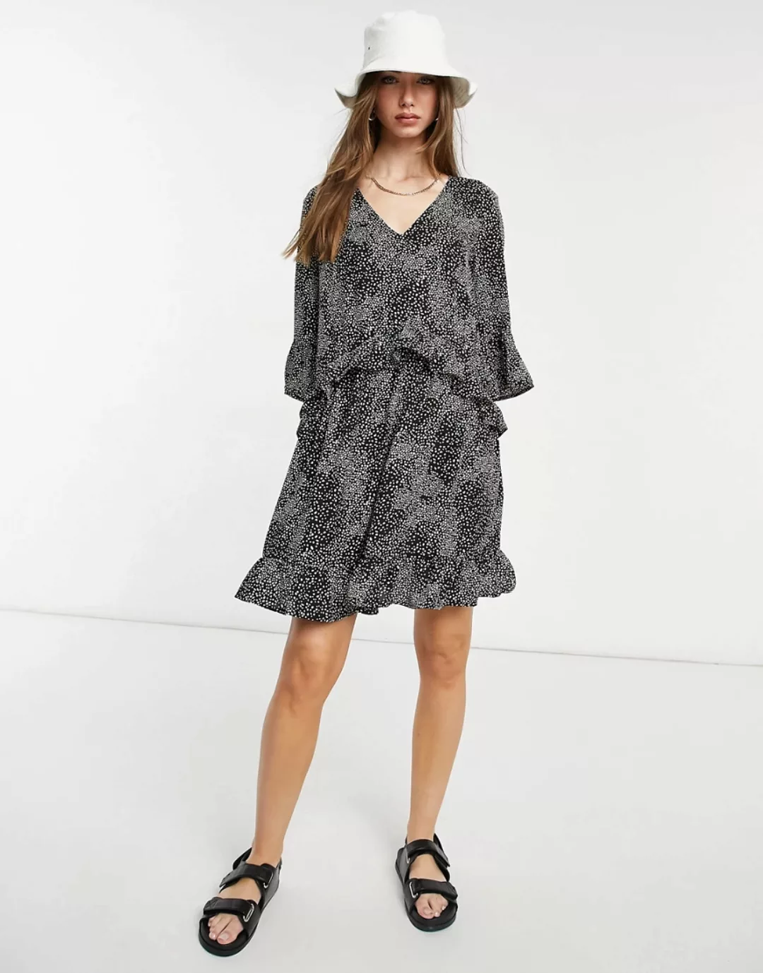 Vero Moda – Hängerkleid mit Rüschenärmeln und abstraktem Muster in Schwarz- günstig online kaufen