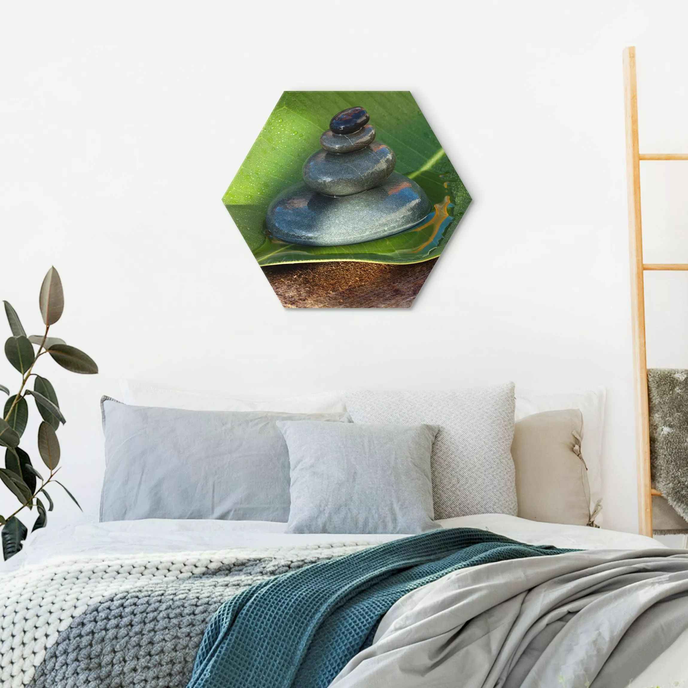 Hexagon-Alu-Dibond Bild Steinturm auf grünem Blatt günstig online kaufen