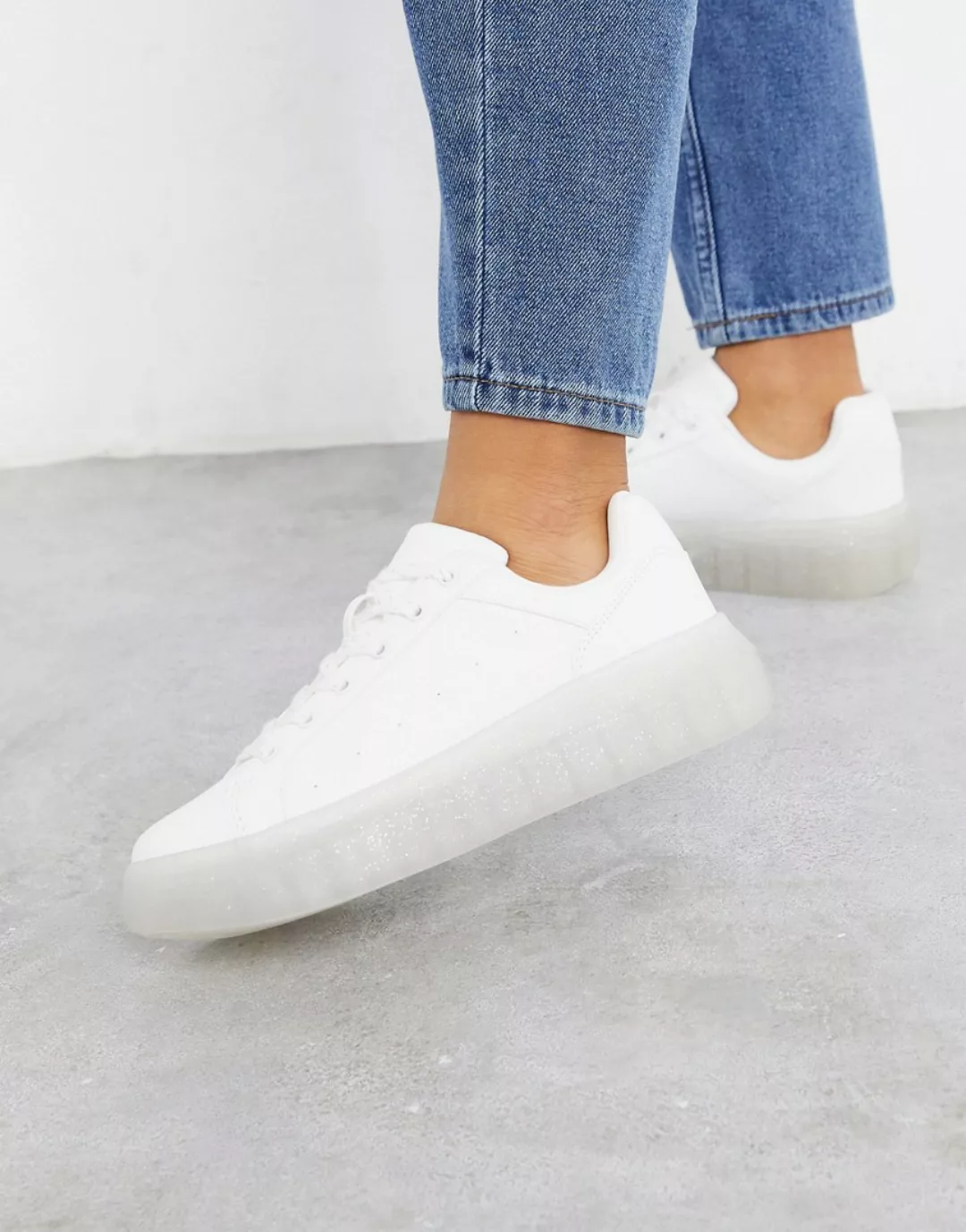 Bershka – Weiße Sneaker mit transparenter Sohle günstig online kaufen