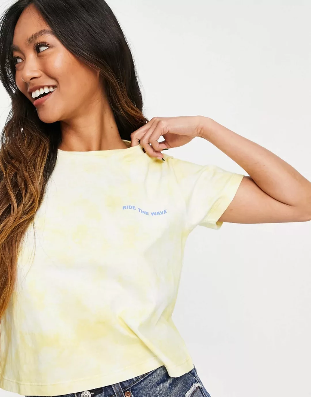 ASOS DESIGN – Kurzes T-Shirt mit Batikmuster und „Ride The Wave“-Print-Gelb günstig online kaufen