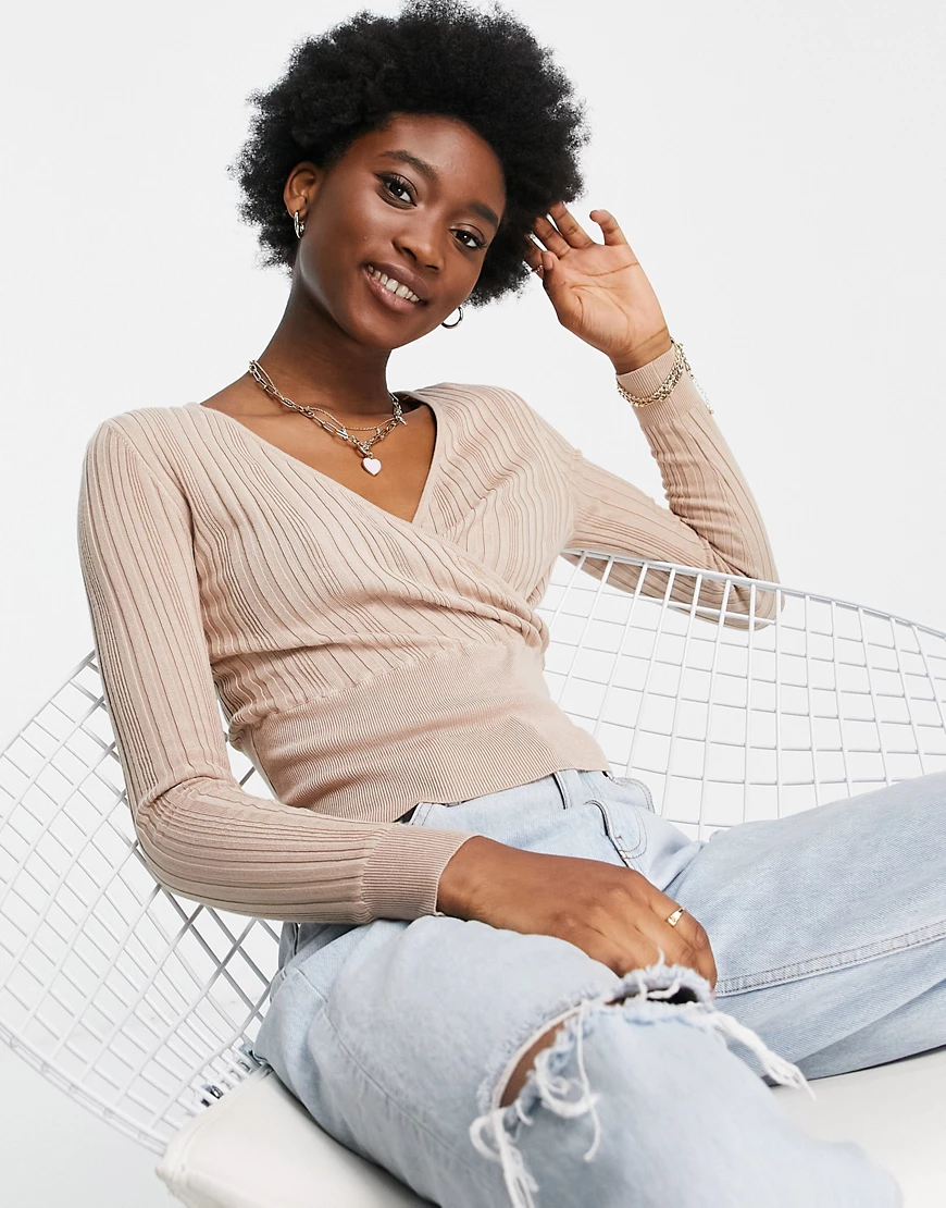 Miss Selfridge – Breit gerippter Strickpullover in Camel mit Wickeldesign-N günstig online kaufen