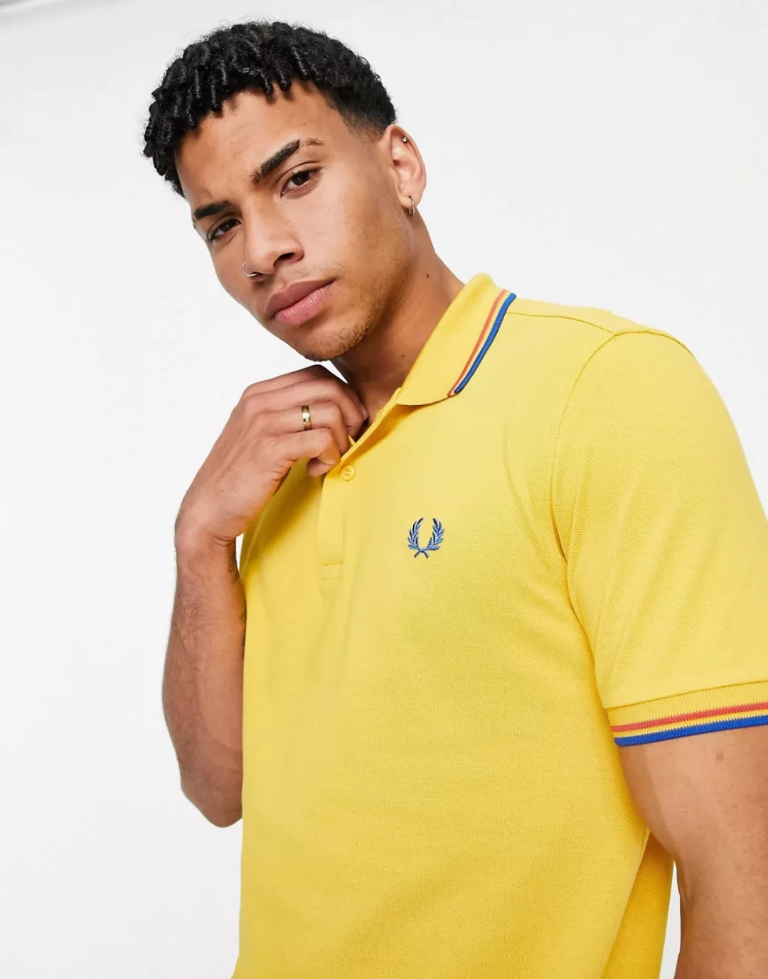 Fred Perry – Gelbes Polohemd mit doppeltem Kontraststreifen günstig online kaufen