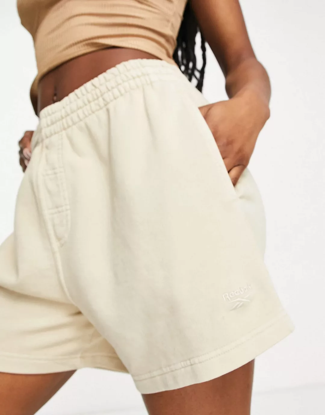 Reebok– Shorts mit Kordelzug und Logo in natürlich gefärbtem Beige-Neutral günstig online kaufen