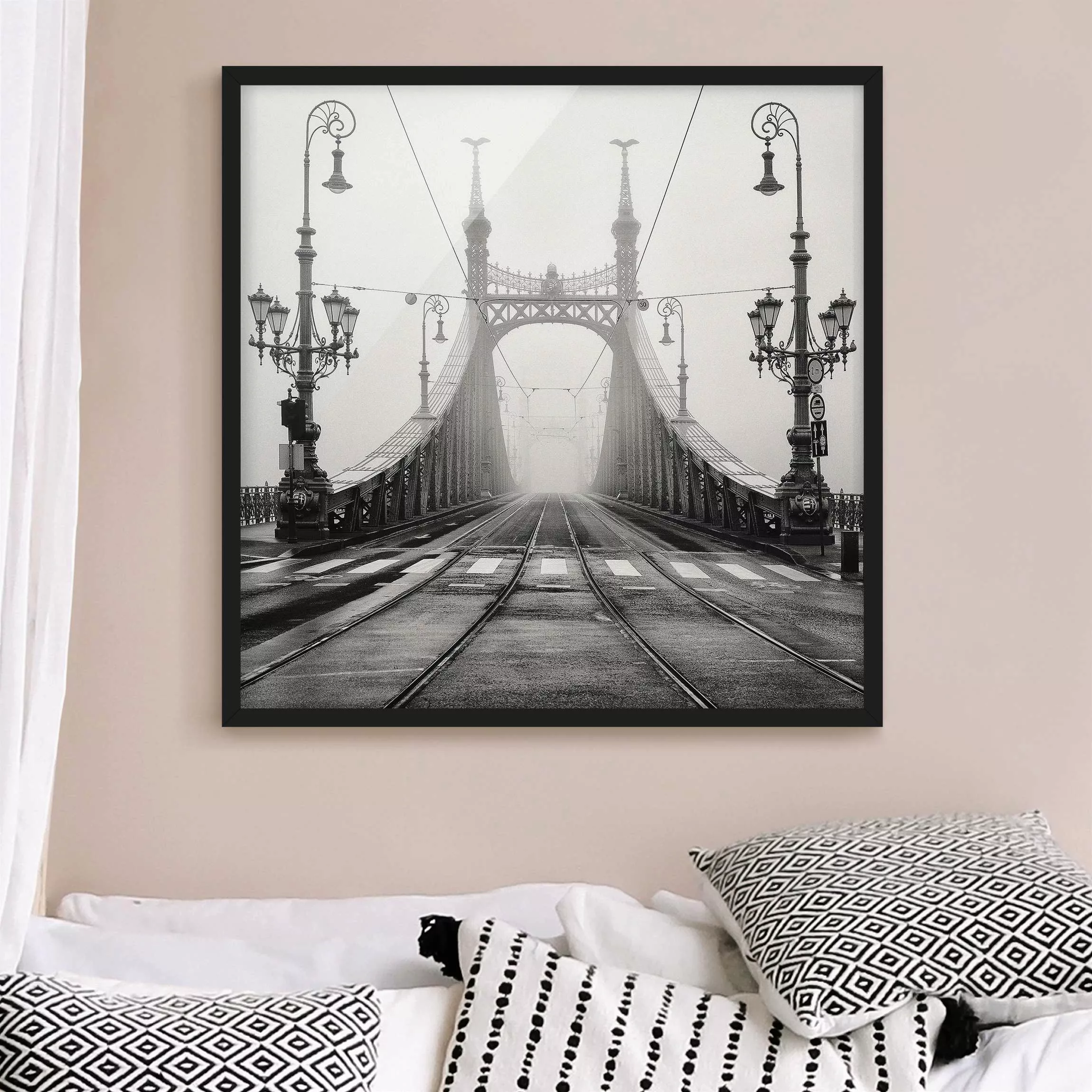 Bild mit Rahmen Architektur & Skyline - Quadrat Brücke in Budapest günstig online kaufen