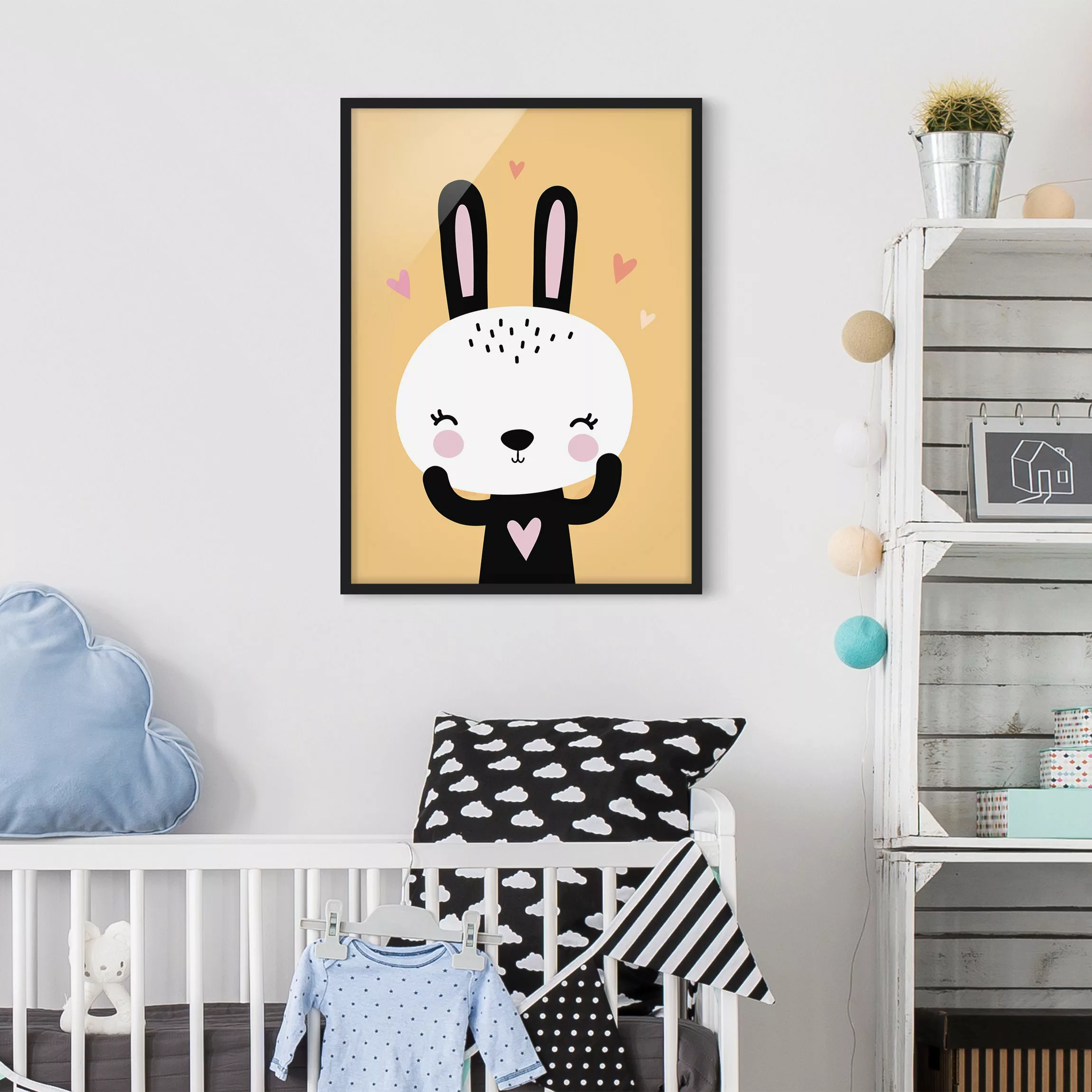 Bild mit Rahmen Kinderzimmer - Hochformat Das glückliche Häschen günstig online kaufen