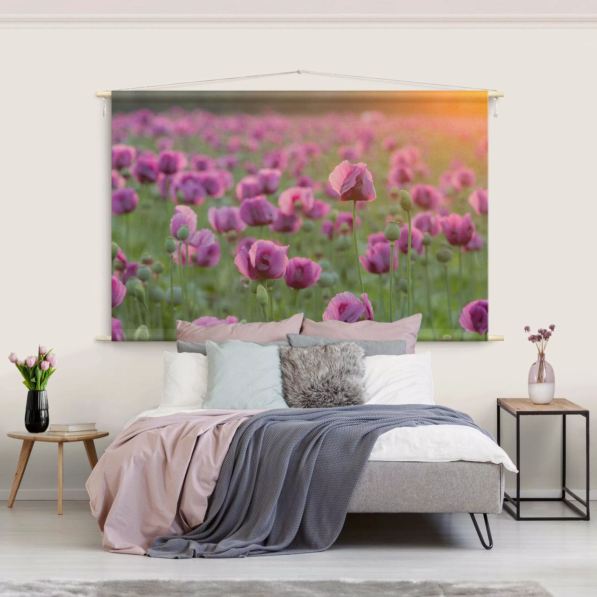 Wandteppich Violette Schlafmohn Blumenwiese im Frühling günstig online kaufen
