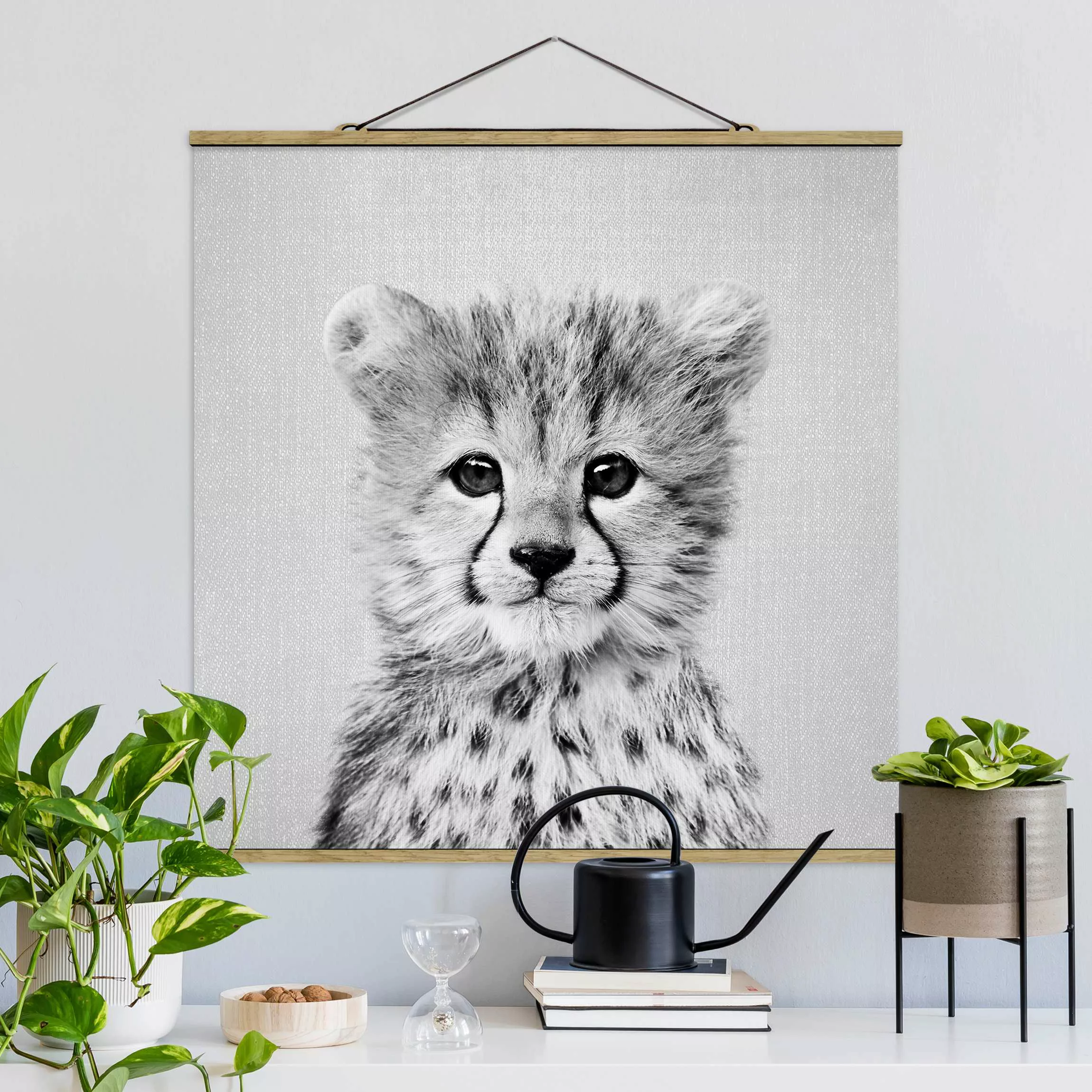 Stoffbild mit Posterleisten Baby Gepard Gino Schwarz Weiß günstig online kaufen