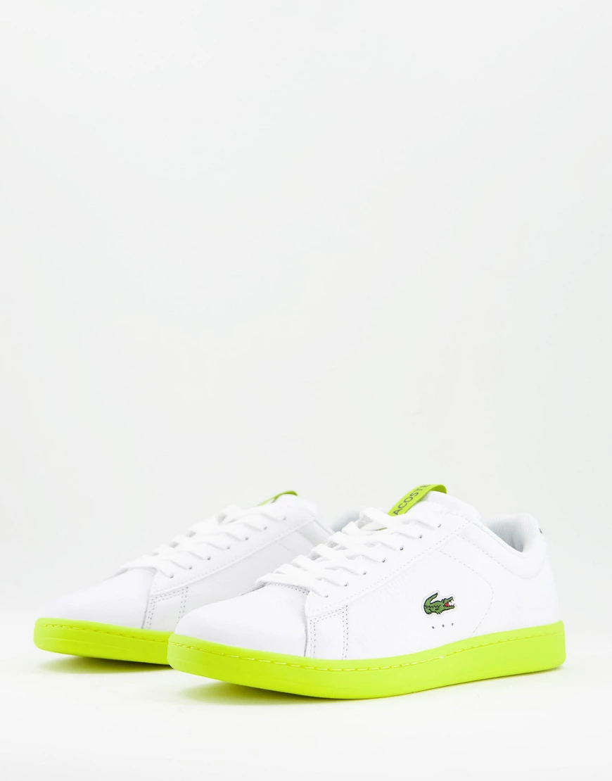 Lacoste – Carnaby – Sneaker zum Schnüren in Weiß und Gelb günstig online kaufen