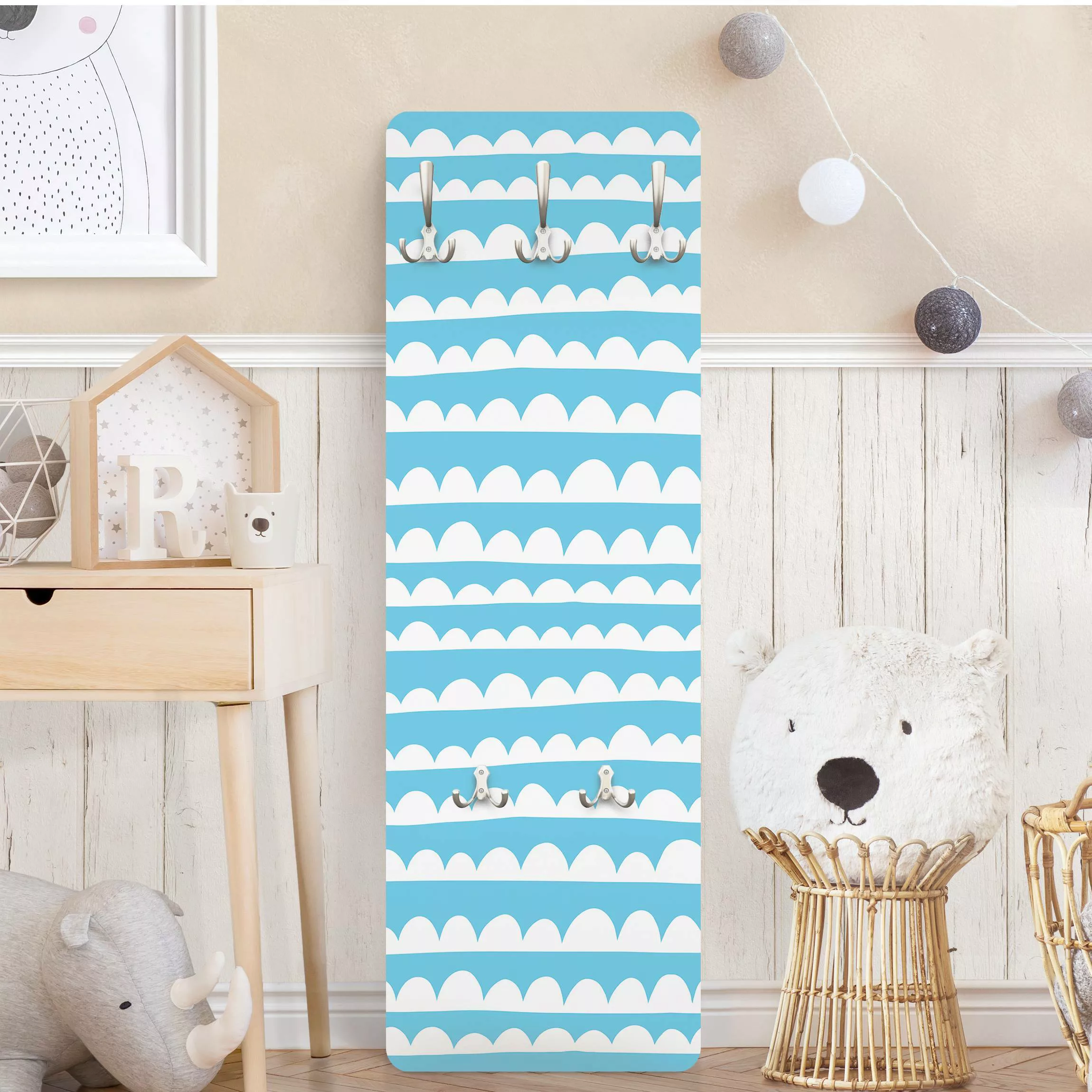Wandgarderobe Holzpaneel Gezeichnete Weiße Wolkenbänder im Blauen Himmel günstig online kaufen
